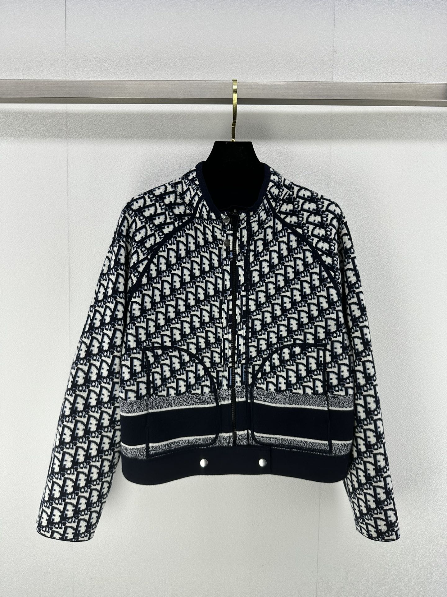 NO:430456,New details on Dior* 24 New autumn and winter knitted jacket double-sided jackets Short styles show a wonderful figure Extended golden ratio Thick and tight knitted yarn Cashmere blend Double-sided outfits kill two birds with one stone Double-head zipper buckle placket front bag insertion method 2 colors 3 size SML, dior, jackets & coats, jackets & coats, gold, alexander wang19860909Dior*上新细节 24 秋冬新品针织夹克双面外套 短款展现美妙好身材 拉长黄金比例 厚实紧密针织纱线 羊绒混纺 可双面穿搭 一举两得 双头拉链拍扣门襟 正面插袋做法 2色3码SML,,dior,jackets & coats,jackets & coats,gold,alexander wang,Women's clothing