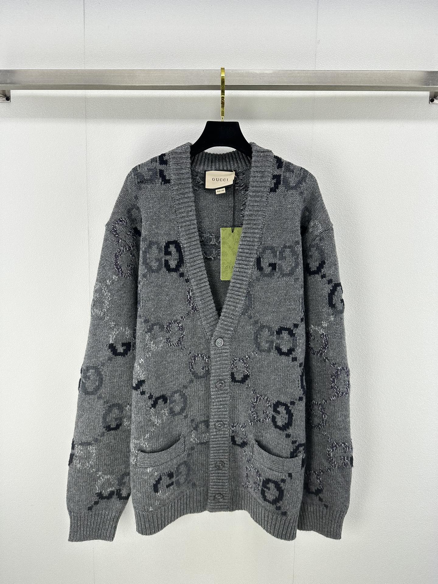 NO:495031,, 325Gucc* new details, Autumn and winter new contrasting double G knitted cardigan, double pocket design, super beautiful color, exquisite wool texture gradient GG jacquard pattern is extremely beautiful, and the style is very versatile!  2 colors 3 codes SML, gucci, alexander wang19860909,325Gucc*上新细节 秋冬新款撞色双G针织开衫 双口袋设计,颜色超级好看,精致的羊毛质感渐变GG提花图案美到极致,版型非常百搭！ 2色3码SML,,gucci,alexander wang,Women's clothing