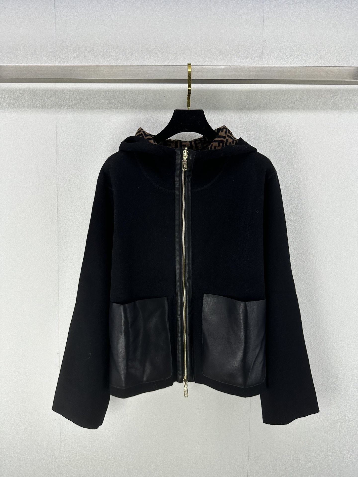 NO:484691,Fend* new details New autumn and winter hooded double-sided leather pocket cardigan Handmade double-sided hooded zipper jacket Double-sided wearable design Front double-F jacquard full print Show brand luxury Reverse solid color casual style Genuine leather double-pocket decoration Add quality and design sense Short loose fit Not to pick on the figure Easy to create a lively casual style 2 colors 3 size SML, Fendi, Jackets & coats, Hats, alexander wang19860909Fend*上新细节 秋冬新品连帽双面皮口袋开衫 手工双面昵连帽拉链外套 双面可穿设计 正面双F提花满印 彰显品牌奢华感 反面纯色休闲风 真皮双口袋装饰 增添品质与设计感 短款宽松版型 不挑身材 轻松打造活力休闲风 2色3码SML,,fendi,jackets & coats,hats,alexander wang,Women's clothing