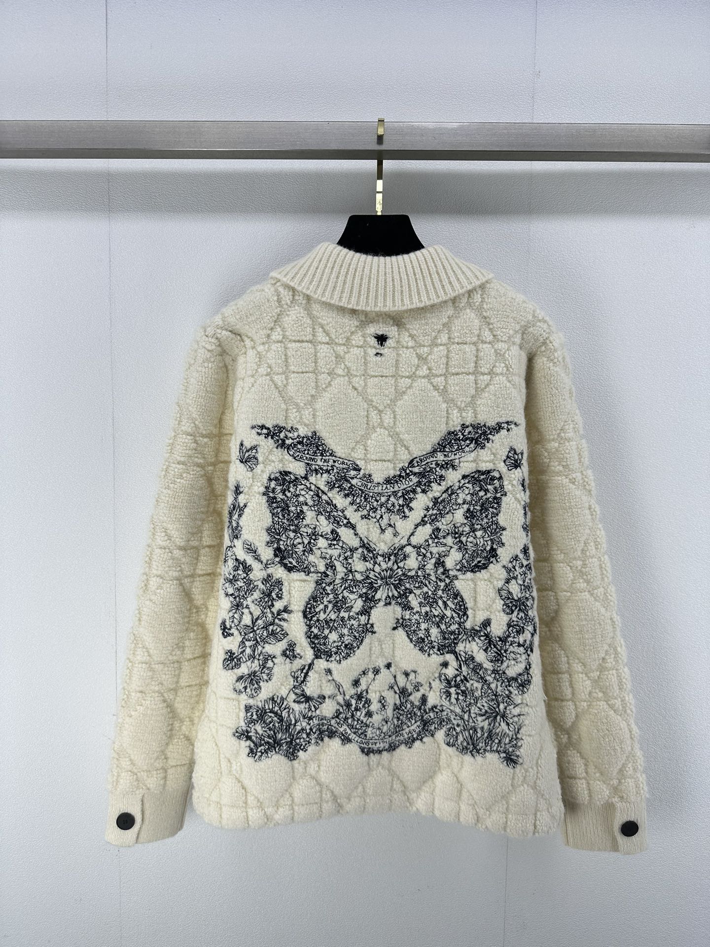 NO:459467,Dio* new details, Autumn and winter lapel lattice lamb wool embroidered butterfly cardigan, very gentle and age-reducing, with a girlish temperament, milky and pink texture, simple design but good looking, the upper body is also very versatile, easy to match, very Nice 1 color 3 size SML, dior, alexander wang19860909Dio*上新细节 秋冬翻领棱格羊羔毛刺绣蝴蝶开衫 非常温柔又减龄 自带少女的名媛气质 奶呼呼粉糯糯的质感 简洁设计却很好看 上身也很百搭 随意搭配就很Nice 1色3码SML,,dior,alexander wang,Women's clothing