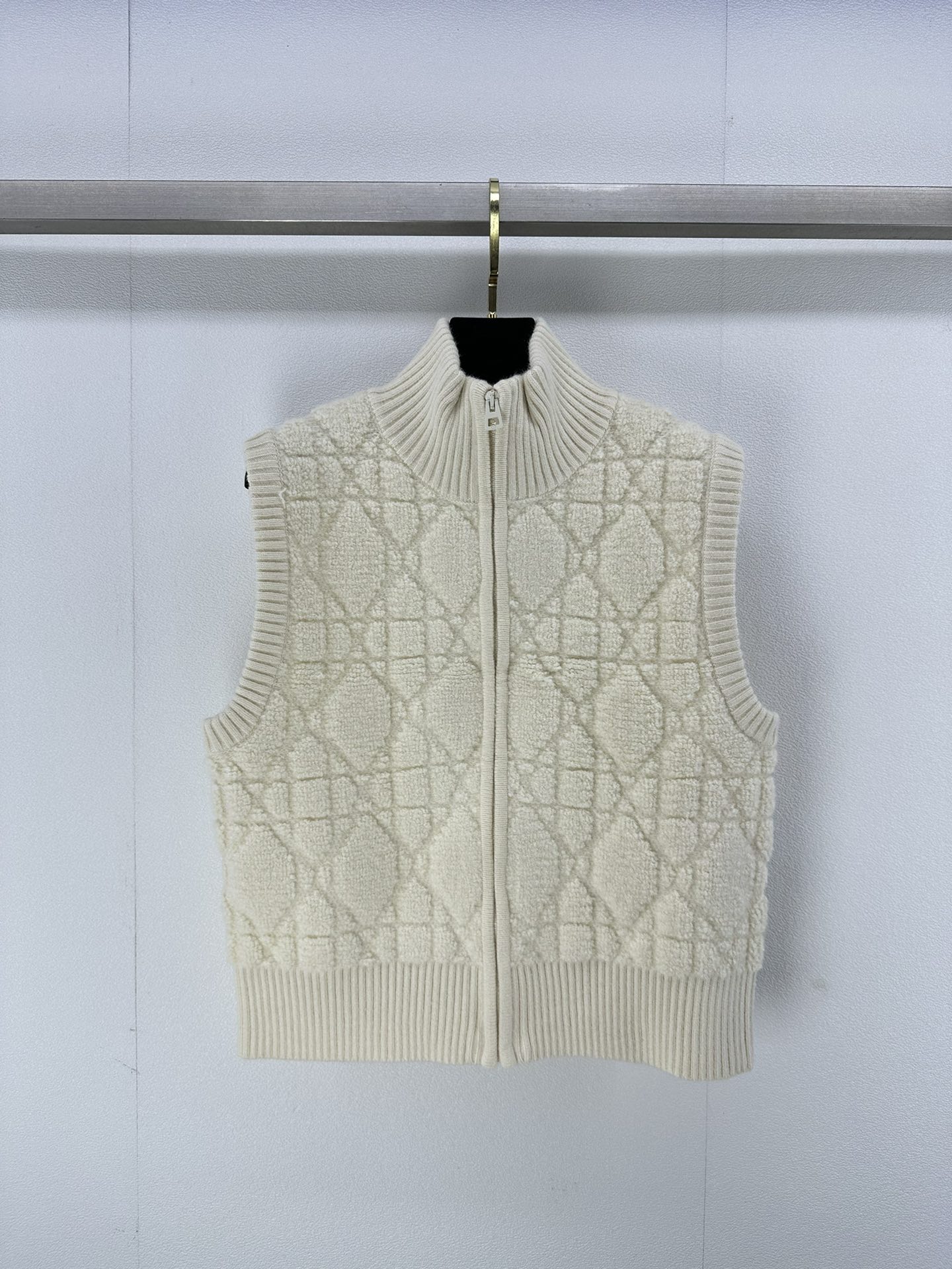 NO:459433,New details on Dio*. Lamb fur zipper vest with a standing collar in autumn and winter. Very gentle and age-reducing. Her own celebrity temperament with a girl. Classic standing collar style. Little bee decoration on the back. Milk and pink texture. The upper body is also very versatile. It is very nice to match casually. 2 colors and 3 sizes. SML, dior, alexander wang.19860909Dio*上新细节 秋冬立领棱格羊羔毛拉链背心 非常温柔又减龄 自带少女的名媛气质 经典立领版型 后背小蜜蜂装饰 奶呼呼粉糯糯的质感 上身也很百搭 随意搭配就很Nice 2色3码SML,,dior,alexander wang,Women's clothing