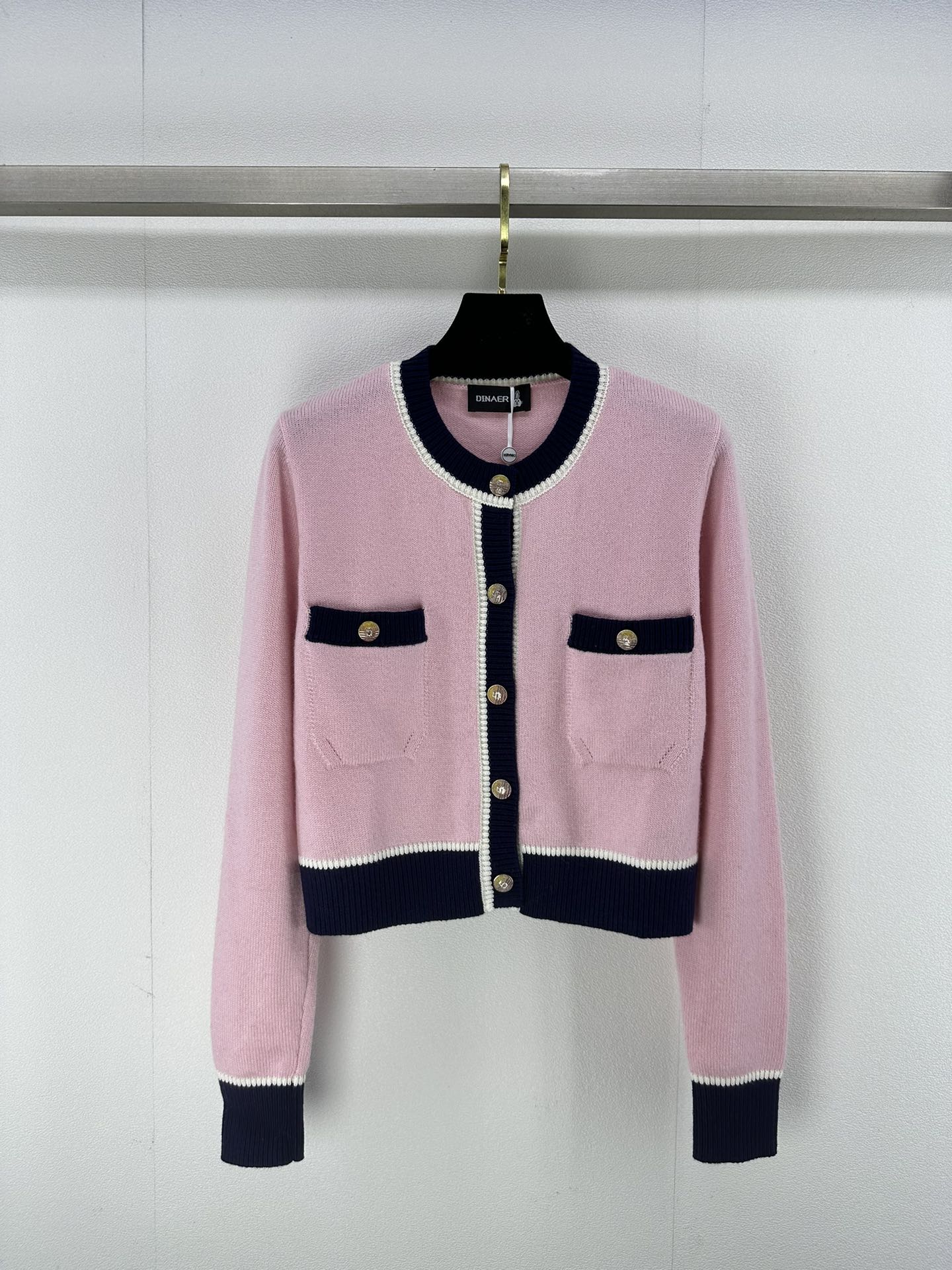 NO:468373,DINAER new details, new autumn and winter small fragrance cardigan, French niche brand, double pocket custom small fragrance style color diamond buckle, pink color upper body high-end feeling, 1 color 3 code SML,,alexander wang19860909DINAER上新细节 秋冬新款小香风开衫法国小众品牌 双口袋定制小香风彩色钻扣 粉嫩颜色上身高级感拉满 1色3码SML,,alexander wang,Women's clothing