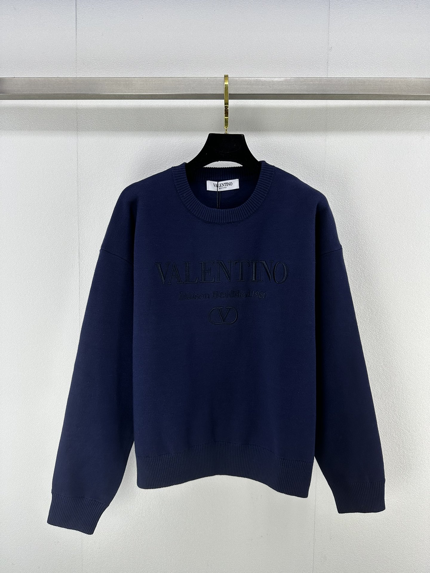 NO:483871,New details on VALENTIN* 24. The latest pullover sweater in autumn and winter, the logo on the chest!  Simple, generous, more durable, and less easy to deform, excellent style, and easy to hold sweatshirt style. 3 colors and 3 codes SML, valentino, hoodie, sweatshirts, sweaters, alexander wang19860909VALENTIN*上新细节 24.秋冬最新款套头毛衣 胸前Logo标志！简约大方更耐穿更加不易变形,版型极好,卫衣风格都能轻松HOLD住 3色3码SML,,valentino,hoodie,sweatshirts,sweaters,alexander wang,Women's clothing