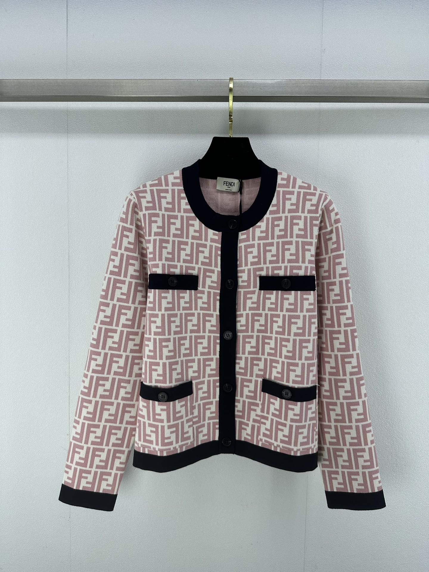 NO:468379,Fend* new details, new knitted round-neck cardigan in autumn and winter, pink FF letters against blue side jacquard imported wool yarn fabric, eye-catching retro and fashionable girl on the upper body!  1 color 3 code SML, fendi, alexander wang19860909Fend*上新细节 秋冬新款针织圆领开衫 粉色FF字母撞蓝色边提花进口羊毛纱线面料 上身吸睛复古又时髦少女！ 1色3码SML,,fendi,alexander wang,Women's clothing