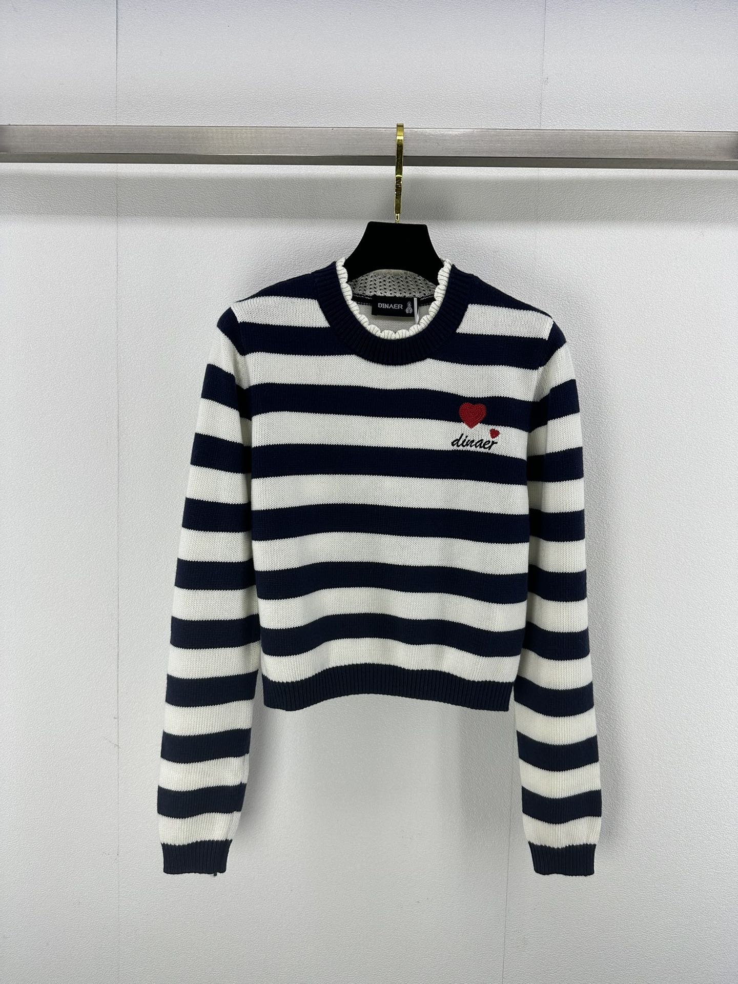 NO:488269,DINAER new details, new love knitted long sleeves, contrasting striped short style, age-reducing college casual and lazy style, salty or sweet, 1 color, 3 size SML,,alexander wang19860909DINAER上新细节 秋冬新款爱心针织长袖 撞色条纹短款 减龄学院休闲慵懒风 可盐可甜 1色3码SML,,alexander wang,Women's clothing