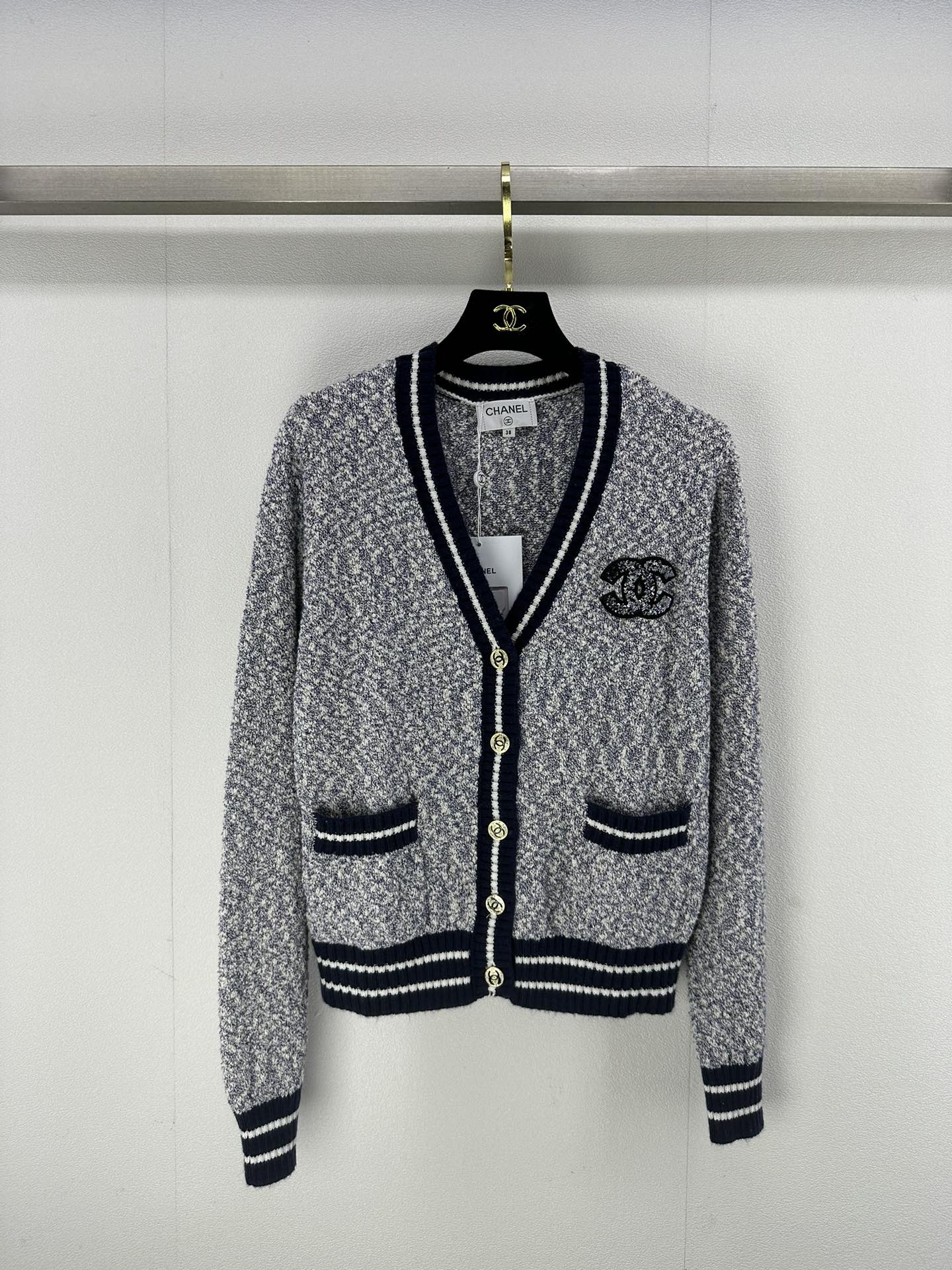 NO:487047,Chane* new details, new autumn and winter series of small fragrance style V-neck cardigan, contrasting wool blend high-end color bead piece logo, the upper body is a complete look of a rich girl!  2 colors 3 codes SML, chanel, alexander wang19860909Chane*上新细节 秋冬新款系列小香风V领开衫 撞色羊毛混纺高级配色珠片logo 上身妥妥的富家千金既视感！ 2色3码SML,,chanel,alexander wang,Women's clothing