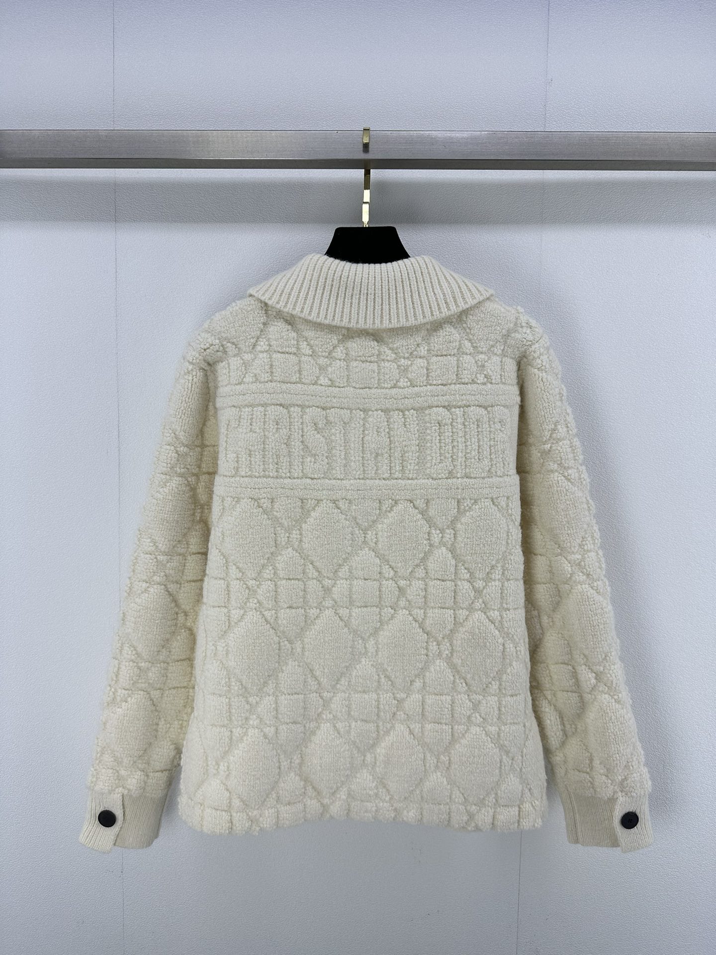 NO:459473,Dio* new details, autumn and winter lattice lamb fur letter lapel cardigan, very gentle and age-reducing, with a girlish temperament, simple design but very good looking, and the upper body is also very versatile. It is very nice to match casually. 3 colors and 3 sizes SML, dior, alexander wang19860909Dio*上新细节 秋冬棱格羊羔毛字母翻领开衫 非常温柔又减龄 自带少女的名媛气质 简洁设计却很好看 上身也很百搭 随意搭配就很Nice 3色3码SML,,dior,alexander wang,Women's clothing