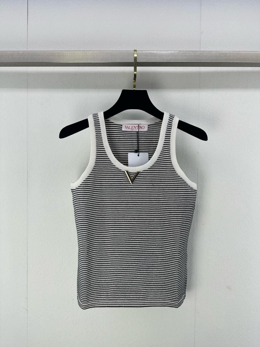 NO:298591,Valentin* new details 25 Early spring new gold-line striped blended vest, metal logo shines, fashion and quality coexist, showing unique feminine charm 1 color 3 code SML, valentino, alexander wang19860909Valentin*上新细节 25 早春新款金线条纹混纺背心,金属徽标闪耀,时尚与品质并存,展现独特女性魅力 1色3码SML,,valentino,alexander wang,Women's clothing