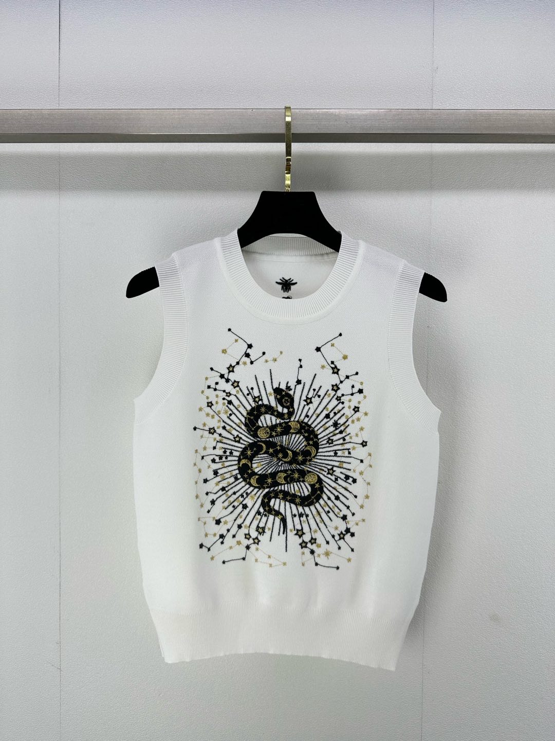 NO:298585,Dio *New details 25 The latest snake-shaped elemental vest in early spring The chest is a snake-shaped combination into letter logos with anime style. Star decoration is decorated on the body. The regular shoulder style is versatile and not picky!  2 colors 3 codes SML, dior, alexander wang19860909Dio *上新细节 25 早春最新蛇形元素背心 胸前以动漫风格蛇形组合成字母徽标 星星装饰 装点于衣身 正肩款常规版型百搭不挑人！ 2色3码SML,,dior,alexander wang,Women's clothing