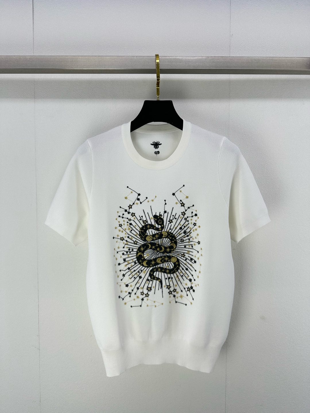 NO:298587,Dio *New details 25 The latest snake-shaped elements short sleeves in early spring. The chest is combined with anime-style snake-shaped letter logo. Star decoration is decorated on the body. The regular shoulder style is versatile and not picky!  2 color 3 code SML, dior, T-shirt, alexander wang19860909Dio *上新细节 25 早春最新蛇形元素短袖 胸前以动漫风格蛇形组合成字母徽标 星星装饰 装点于衣身 正肩款常规版型百搭不挑人！ 2色3码SML,,dior,T-shirt,alexander wang,Women's clothing