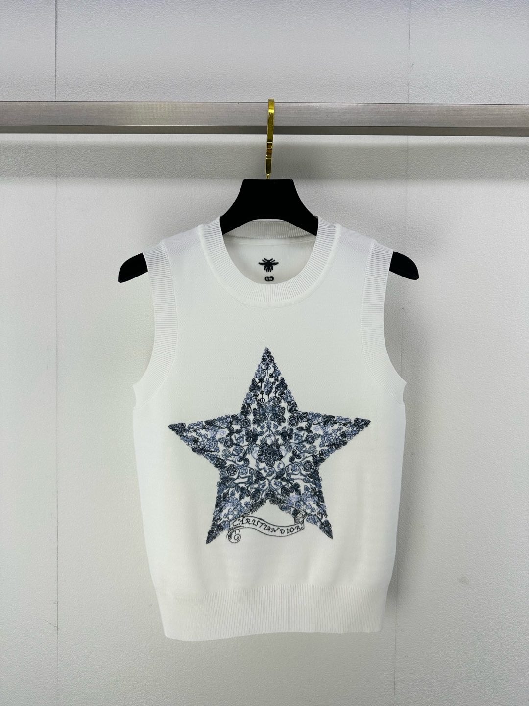 NO:298579,Dio* new details 25 Early spring new embroidered five-pointed star vest Lucky five-pointed star embroidery craftsmanship classic elements plus embroidery logo age-reducing and fashionable three-dimensional silhouettes to make you look slimming. Don’t miss it. 2 colors and 3 codes SML, dior, alexander wang19860909Dio*上新细节 25 早春新款刺绣五角星背心 幸运五角星刺绣工艺 经典元素加上刺绣logo 减龄又时髦立体廓形显瘦的不要错过它 2色3码SML,,dior,alexander wang,Women's clothing