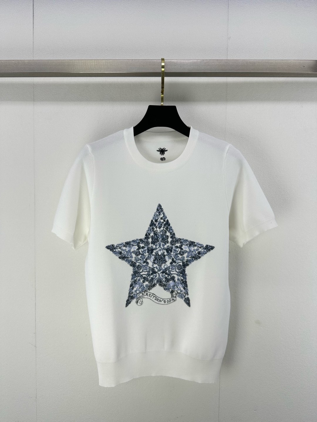 NO:298574,Dio* new details 25 Early spring new embroidered five-pointed star short sleeve Lucky five-pointed star embroidery craftsmanship classic elements plus embroidery logo age-reducing and fashionable three-dimensional silhouettes to make you look slimming. Don’t miss it. 2 colors and 3 codes SML, dior, T-shirt, alexander wang19860909Dio*上新细节 25 早春新款刺绣五角星短袖 幸运五角星刺绣工艺 经典元素加上刺绣logo 减龄又时髦立体廓形显瘦的不要错过它 2色3码SML,,dior,T-shirt,alexander wang,Women's clothing
