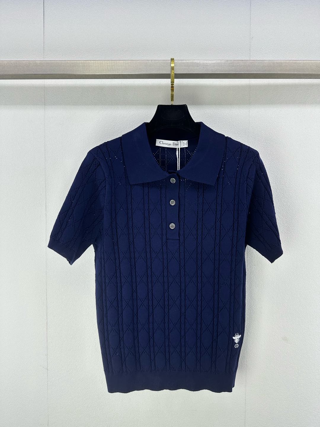 NO:298564,DIO* new details 25 Spring new product knitted diamond short sleeves, versatile and simple, hollow design comfortable and breathable, soft and glutinous fabric texture, clear texture, embellishment of the little bee on the hem~ the upper body is versatile and fashionable!  2 color 3 code SML, dior, T-shirt, alexander wang19860909DIO*上新细节 25 春季新品针织菱格短袖 百搭简约 镂空设计舒服透气 面料质地软糯 纹理清晰 下摆小蜜蜂的点缀~上身百搭时尚！ 2色3码SML,,dior,T-shirt,alexander wang,Women's clothing