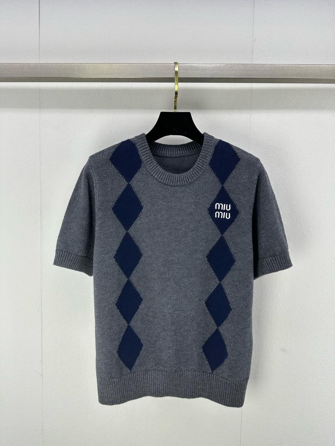 NO:298559,Miumi* New Details 25 The latest contrasting diamond knitted short sleeves in early spring!  The diamond pattern is very touching with a big brand!  The huge white color scheme is easily attracted by the logo embellishment, and the celebrity girl is elegant and high-end!  The universal and versatile version makes the upper body look slimming!  2 color 3 code SML, miumiu, T-shirt, alexander wang19860909Miumi* 上新细节 25 早春最新撞色菱格针织短袖！菱格图案搭配大牌感十足！巨显白配色,logo点缀轻松吸引眼球,名媛少女优雅又高级！万能百搭版型上身巨显瘦！ 2色3码SML,,miumiu,T-shirt,alexander wang,Women's clothing