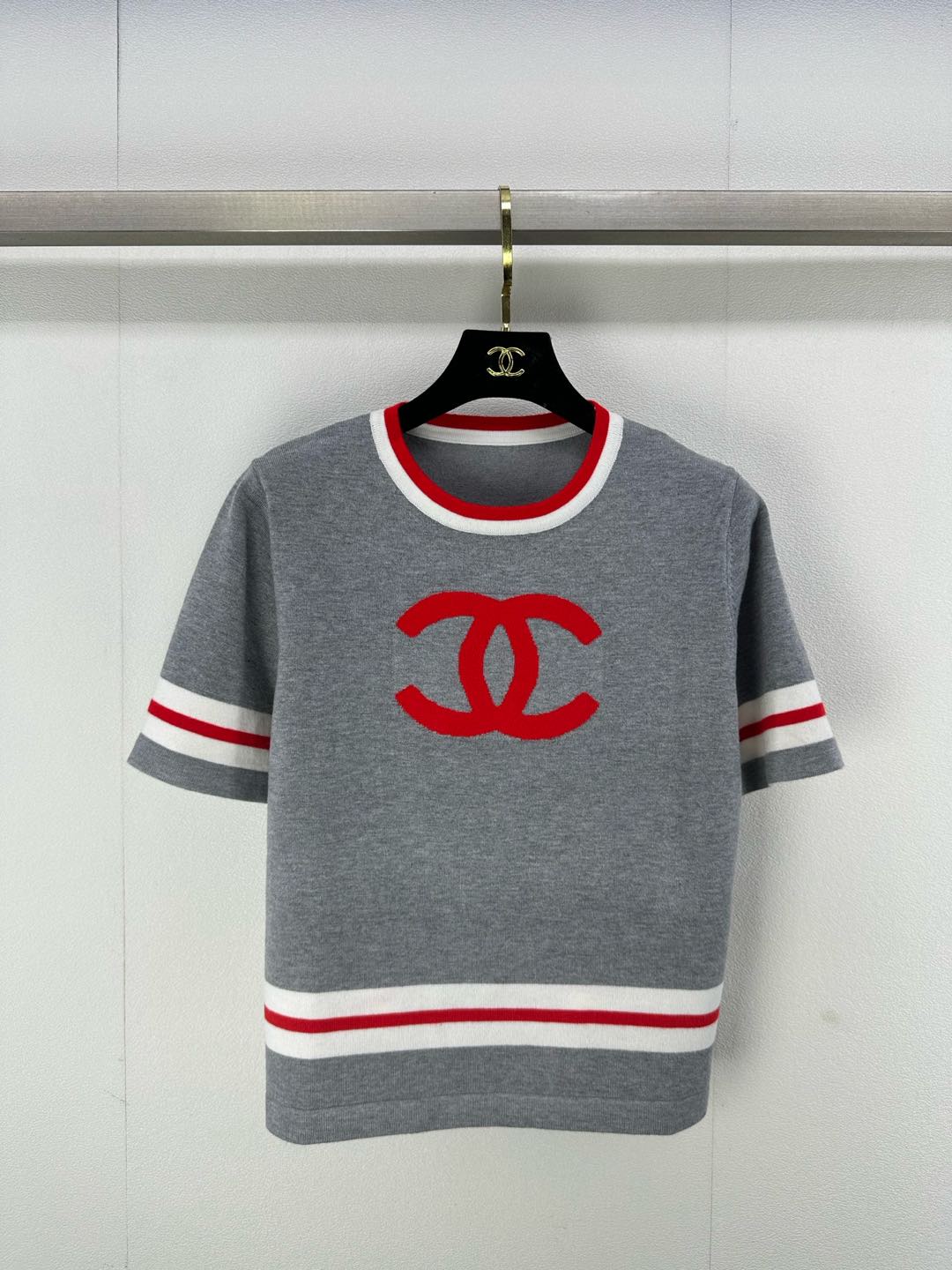 NO:298553,Chane* new details 25 Early spring new knitted round neck short sleeves, hem striped splicing design, classic double c letter logo contrasting jacquard decoration, simple and fashionable daily versatile 2 colors 3 codes SML, chanel, T-shirt, alexander wang19860909Chane*上新细节 25 早春新款针织圆领短袖 领袖口下摆条纹拼接设计 经典双c字母logo撞色提花装饰 简约时髦日常百搭 2色3码SML,,chanel,T-shirt,alexander wang,Women's clothing