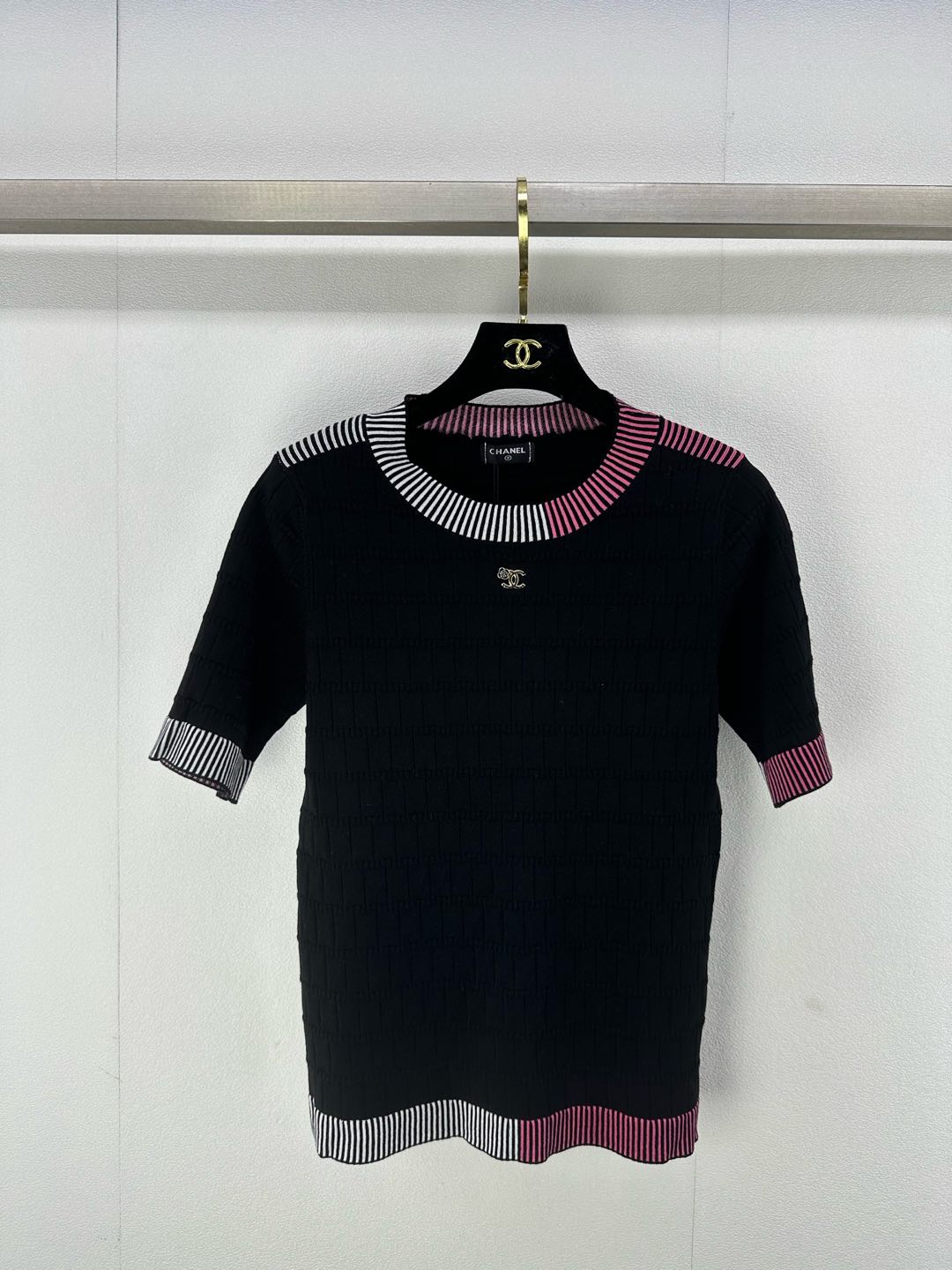 NO:298547,Chane* new details 25 Early spring new style simple contrasting short sleeves symmetrical vertical neckline cuffs Chest metal logo decoration fashionable and elegant 2 colors 3 codes SML, chanel, T-shirt, alexander wang19860909Chane*上新细节 25 早春新款简约撞色短袖 对称竖纹领口袖口 胸口金属logo装饰 时髦又气质 2色3码SML,,chanel,T-shirt,alexander wang,Women's clothing