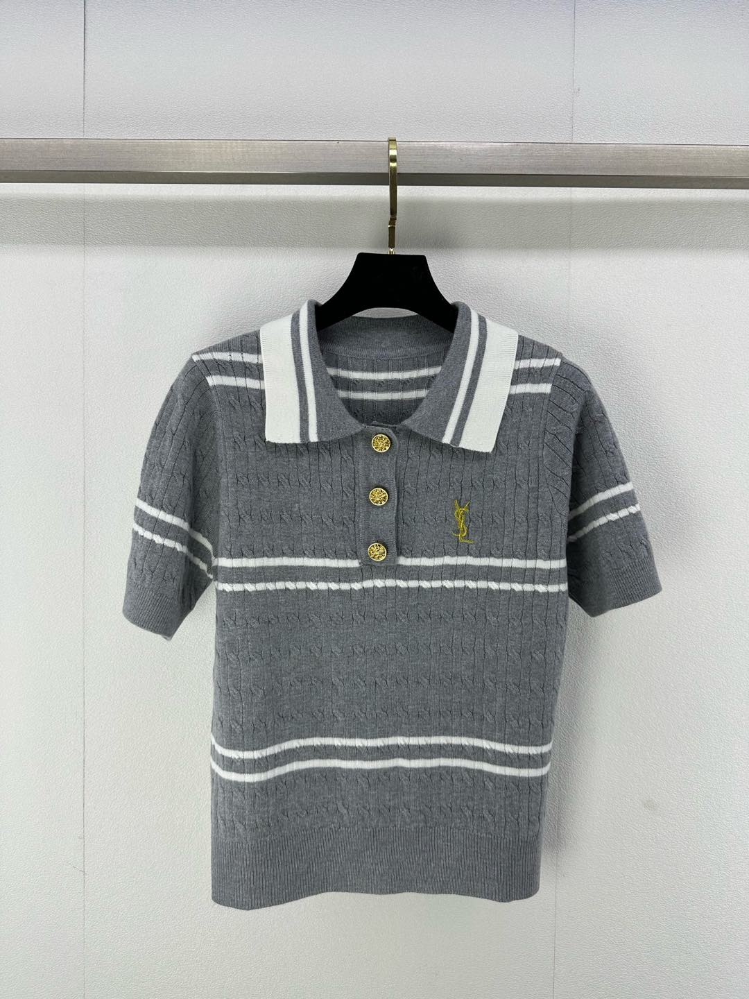 NO:298541,YSL* new details 25 early spring new knitted lapel short sleeves lapel three-breasted logo metal button decoration striped contrasting color splicing design letter logo embroidery embellishment fashionable college style fashionable and versatile 1 color 3 codes SML, saint laurent, T-shirt, alexander wang19860909YSL*上新细节 25早春新款针织翻领短袖 翻领三排扣logo金属纽扣装饰 条纹撞色拼接设计 字母logo刺绣点缀 时髦学院风 时髦百搭 1色3码SML,,saint laurent,T-shirt,alexander wang,Women's clothing