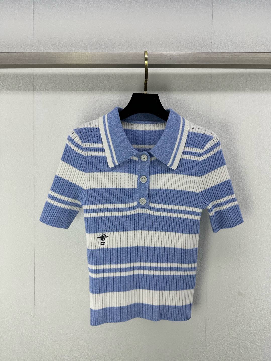 NO:298535,Dio* new details 25 Early spring new knitted lapel short sleeves Lapel three-breasted yb open mold letter logo button decoration Stripe splicing design Letter CD embroidery embellishment Commuting fashionable and versatile 3 colors 3 codes SML, dior, T-shirt, alexander wang19860909Dio*上新细节 25 早春新款针织翻领短袖 翻领三排扣yb开模字母logo纽扣装饰 条纹拼接设计 字母CD刺绣点缀 通勤时髦百搭 3色3码SML,,dior,T-shirt,alexander wang,Women's clothing