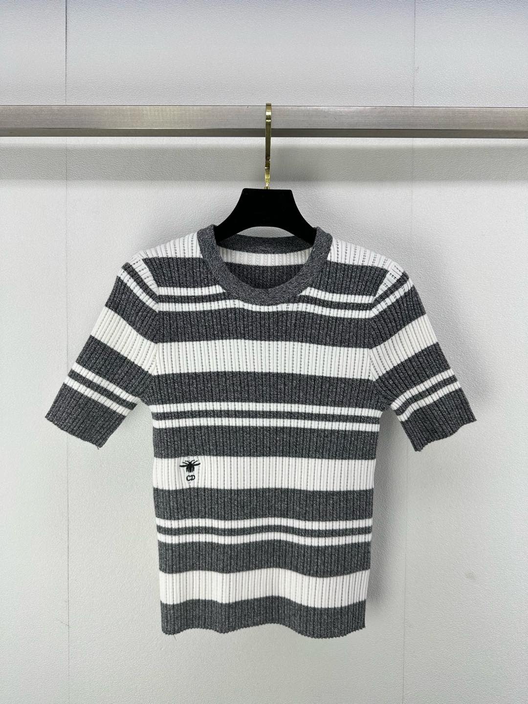 NO:298583,New details on Dio* 25 New knitted round neck short sleeves in early spring, striped contrasting color splicing design, classic brand letter CD embroidery embellishment, slim fit and slim fit, simple and fashionable, 3 colors and 3 codes SML,,dior,T-shirt,alexander wang19860909Dio*上新细节 25 早春新款针织圆领短袖 条纹撞色拼接设计 经典品牌字母CD刺绣点缀 修身显瘦版型 简约时髦百搭 3色3码SML,,dior,T-shirt,alexander wang,Women's clothing
