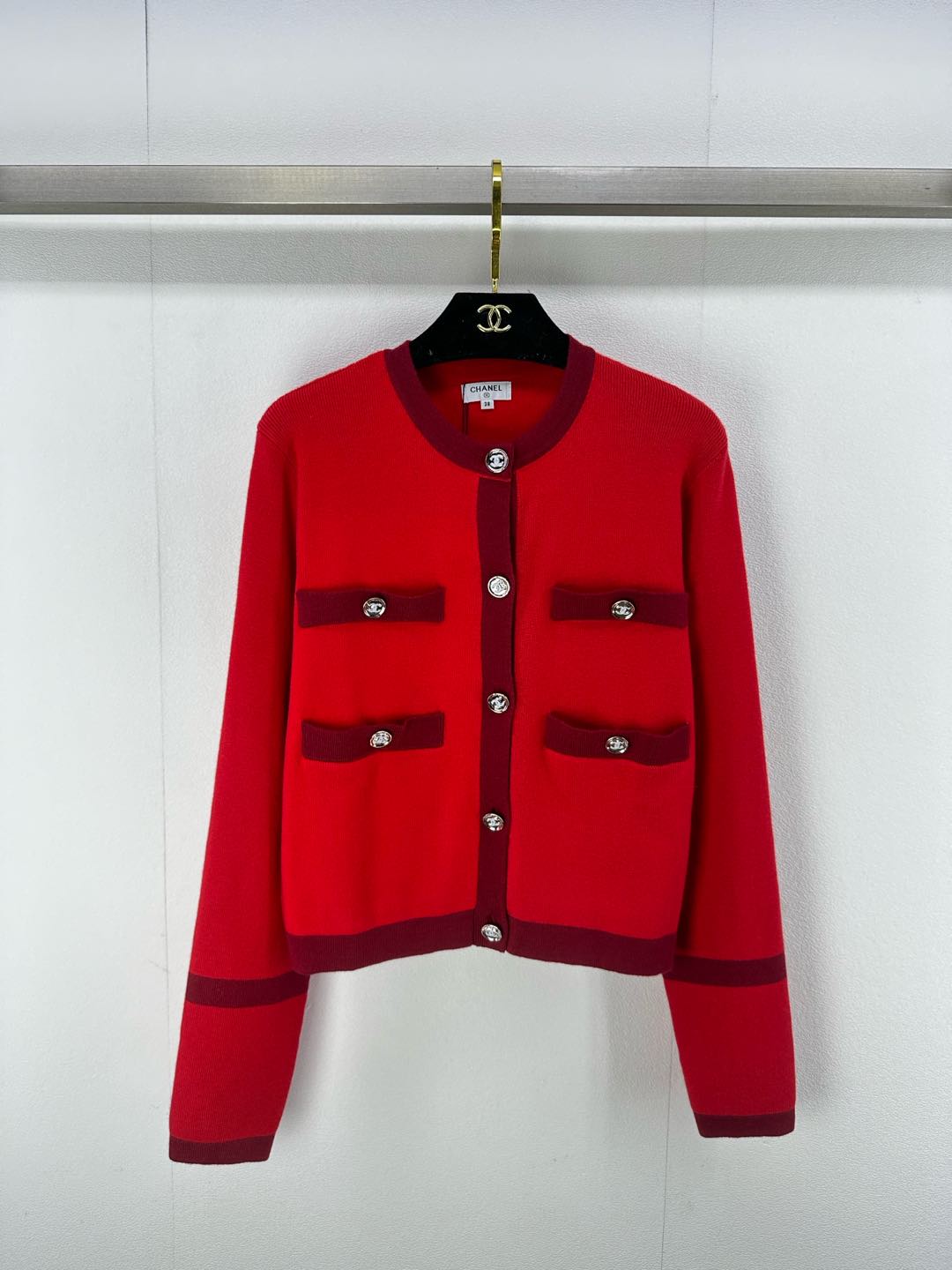 NO:298578,Chane* new details 25 Early spring new knitted contrasting cardigan New Year red yb custom hardware double C with diamond button decoration Classic four-pocket contrasting color splicing design Red and black classic simple color matching Fashion essentials 1 color 3 code SML, chanel, alexander wang19860909Chane*上新细节 25 早春新款针织撞色开衫 新年红 yb定制五金双c带钻纽扣装饰 经典四口袋撞色拼接设计 红黑经典简约配色 时尚必备单品 1色3码SML,,chanel,alexander wang,Women's clothing