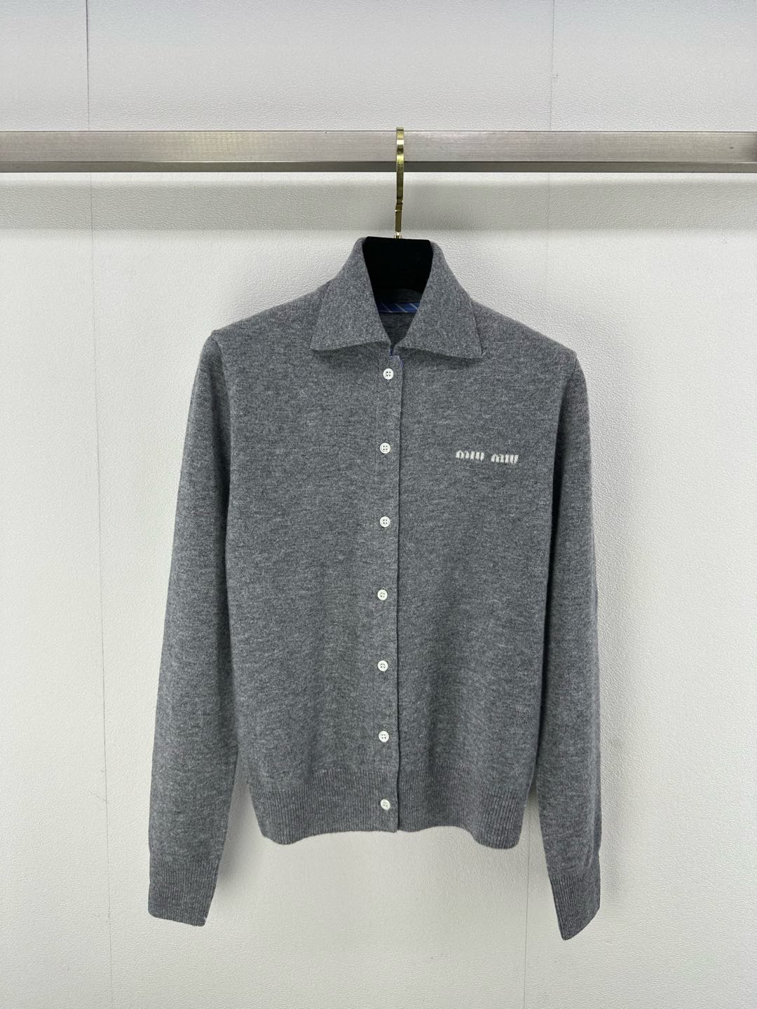 NO:298573,Miumi* new details 25 New lapel knitted cardigan long sleeves The inner side is covered with striped shirt fabric, perfect for exquisiteness, decorated with the iconic letter logo on the chest, showing the temperament of Miao's best school style, the solid color of the big body is treated with careful details, adding a gentle and literary atmosphere to the British 1 color and 3 codes SML,,miumiu,shirts,alexander wang19860909Miumi*上新细节 25 新品翻领针织开衫长袖 内侧以条纹衬衫面料包边 精致度满分 配合胸前标志性字母徽标装饰 展现缪氏最拿手的气质学院风格 大身纯色以小心机细节处理 增添英伦温柔文艺气息 1色3码SML,,miumiu,shirts,alexander wang,Women's clothing