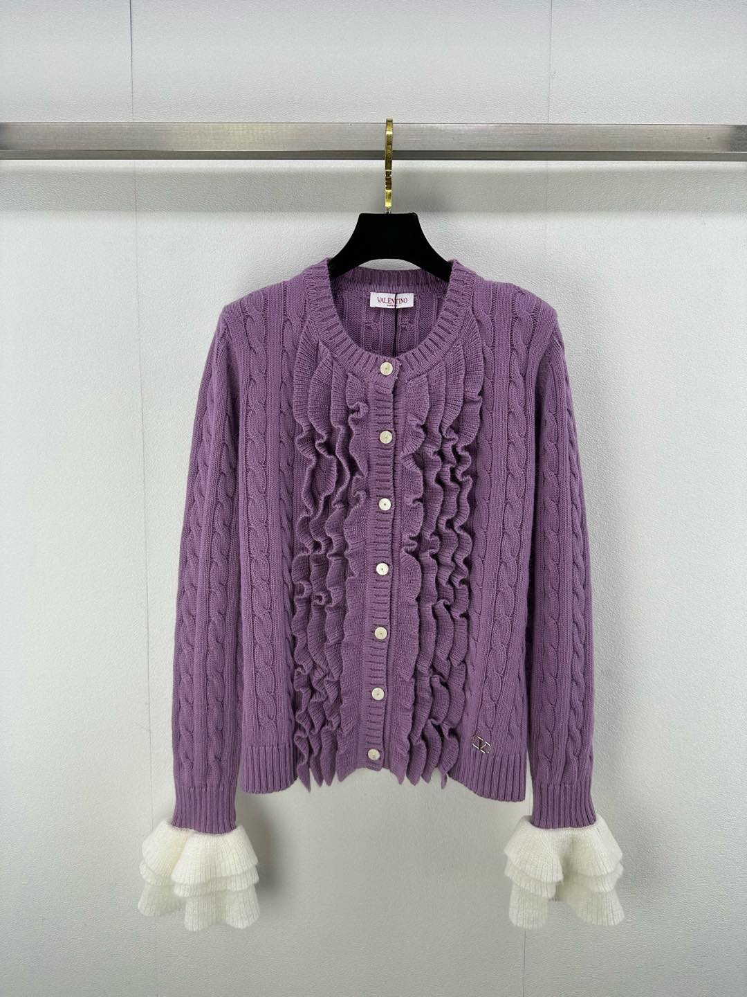 NO:298568,Valentin* new details 25 Early spring new ruffled cardigan Customized precious silk yarn woven shell buckles present excellent quality, decorated with pure white with ruffled design, making ready-to-wear more fashionable and high-end. The palace lotus leaf serene embellishes the neckline and echoes exquisite and elegant 1 color 3 code SML, valentino, alexander wang19860909Valentin*上新细节 25 早春新款荷叶边开衫 定制珍贵的丝毛纱线织造 贝壳扣呈现极佳品相 饰以纯白色配荷叶边设 让成衣更为时髦高级 宫廷荷叶摆点缀在领口呼应 精致优雅 1色3码SML,,valentino,alexander wang,Women's clothing