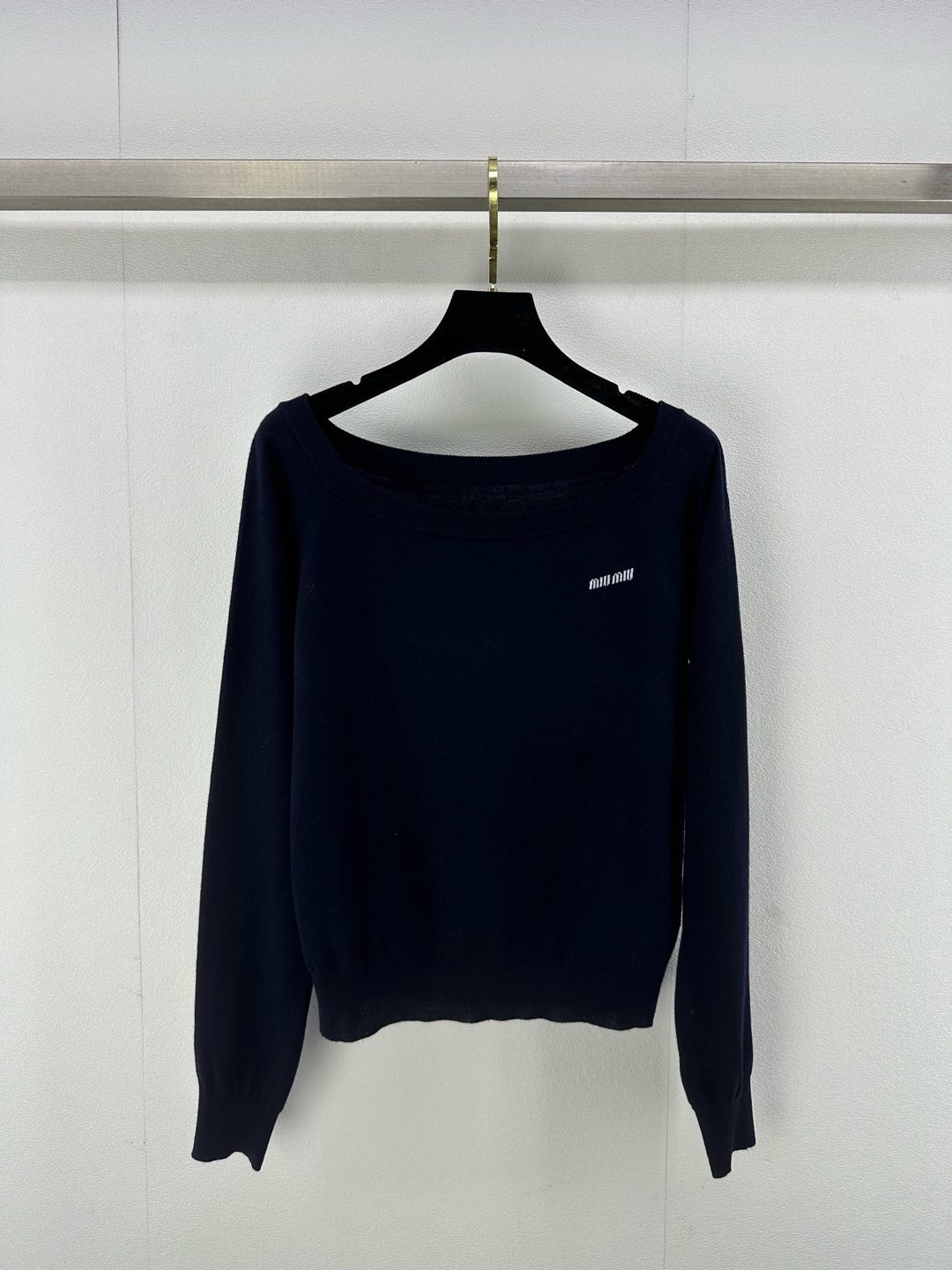 NO:298563,Miumi* new details 25 new letter jacquard design, one-length neck shows elegant collarbone, long sleeves are warm and fashionable, simple without losing the sense of high-end, showing feminine charm. 2 colors and 3 codes SML, miumiu, alexander wang19860909miumi*上新细节 25 新款字母提花设计,一字领展现优雅锁骨,长袖保暖又时尚,简约而不失高级感,尽显女性魅力. 2色3码SML,,miumiu,alexander wang,Women's clothing