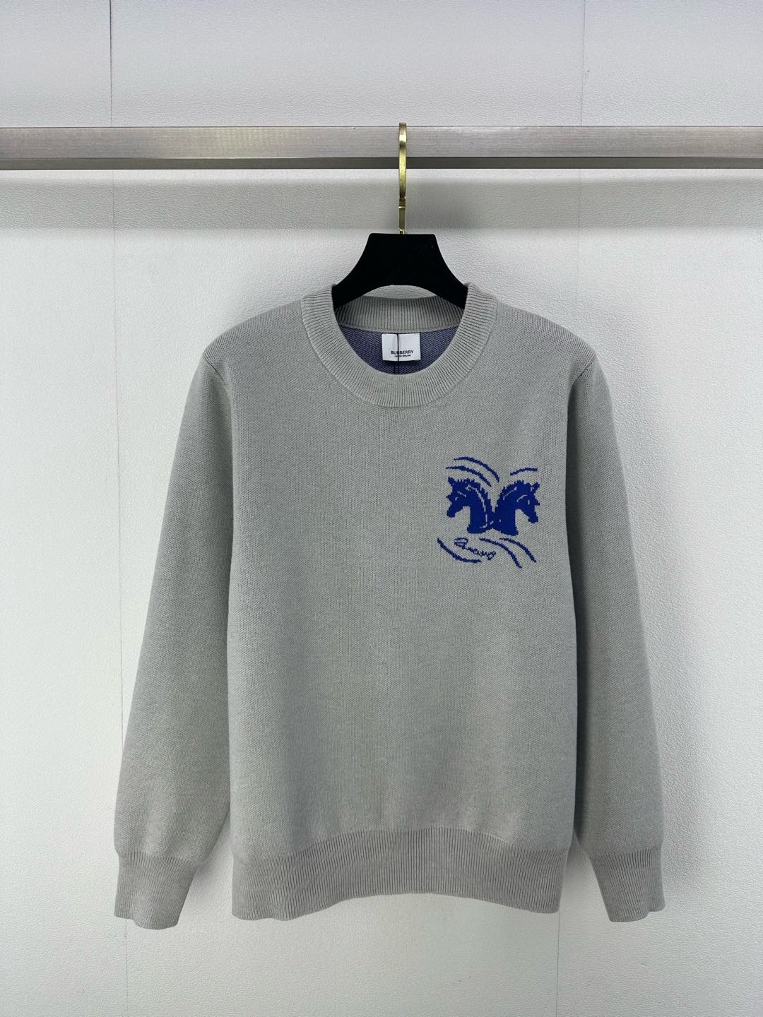 NO:298545,Burberr* new details 25 Early spring new knitted round neck pullover chest war horse knight contrast color jacquard decoration Simple and fashionable big brand versatile 1 color 3 size SML, burberry, alexander wang19860909Burberr*上新细节 25 早春新款针织圆领套头 胸口战马骑士撞色提花装饰 简约时髦大牌百搭 1色3码SML,,burberry,alexander wang,Women's clothing