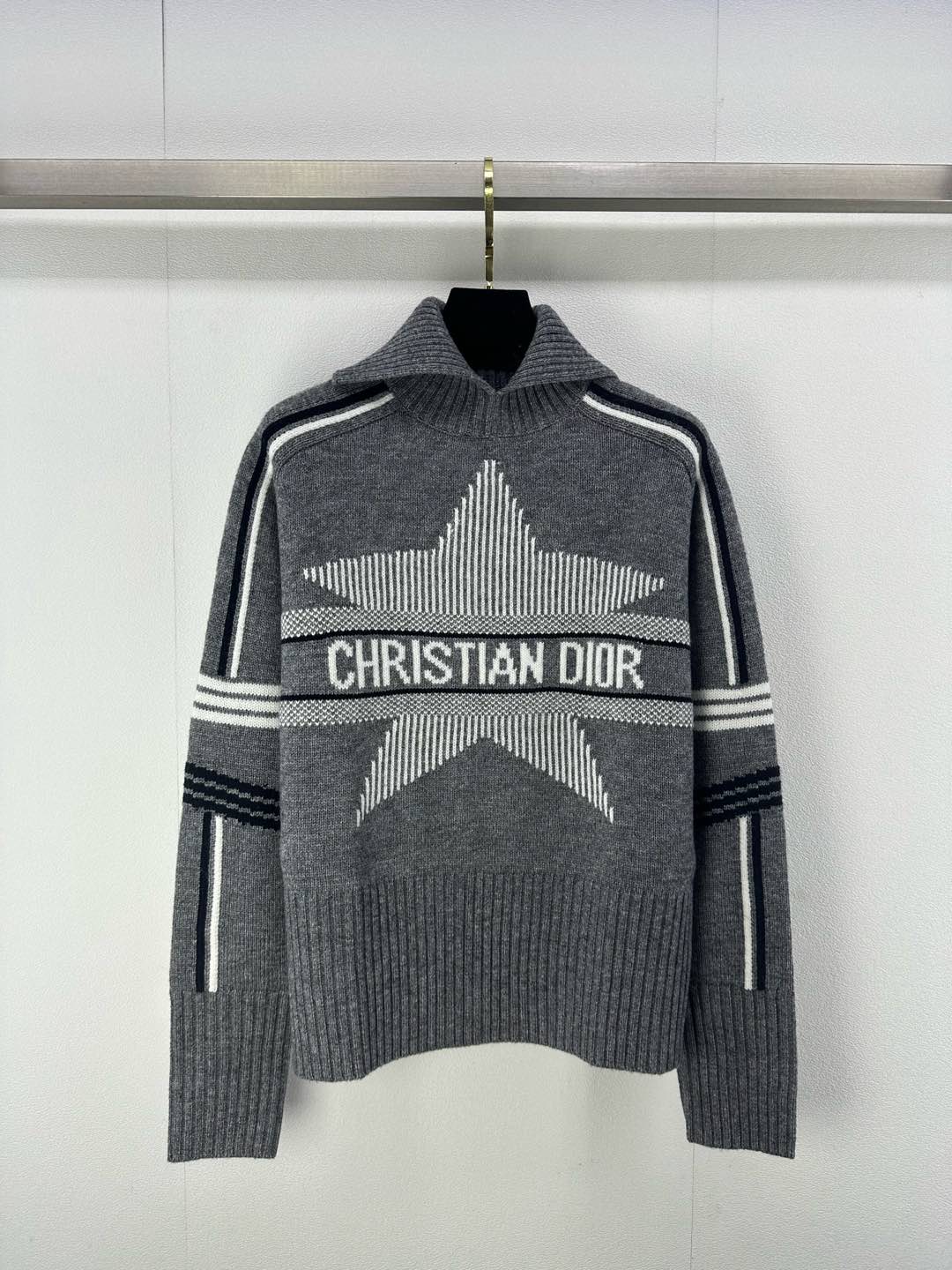 NO:298539,New details on Dio* 25 New ski five-pointed star letter knit sweater Lapel pullover sweater style Windproof and cold protection The shoulder and arms are divided into lines The large body horizontal bar stripes run through the front and back The front is made of crochet and five-pointed star patterns to add vitality to the overall shape Light up the brand design Latest ski series 1 color 3 code SML, dior, sweaters, alexander wang19860909Dio*上新细节 25 新品滑雪五角星字母针织毛衣 翻领套头毛衣版型 防风御寒 肩臂以线条分割勾勒造型 大身横杠条纹贯穿前后 正面通过字母钩花和五角星图案 为整体造型增添活力 点亮品牌设计 最新滑雪系列 1色3码SML,,dior,sweaters,alexander wang,Women's clothing