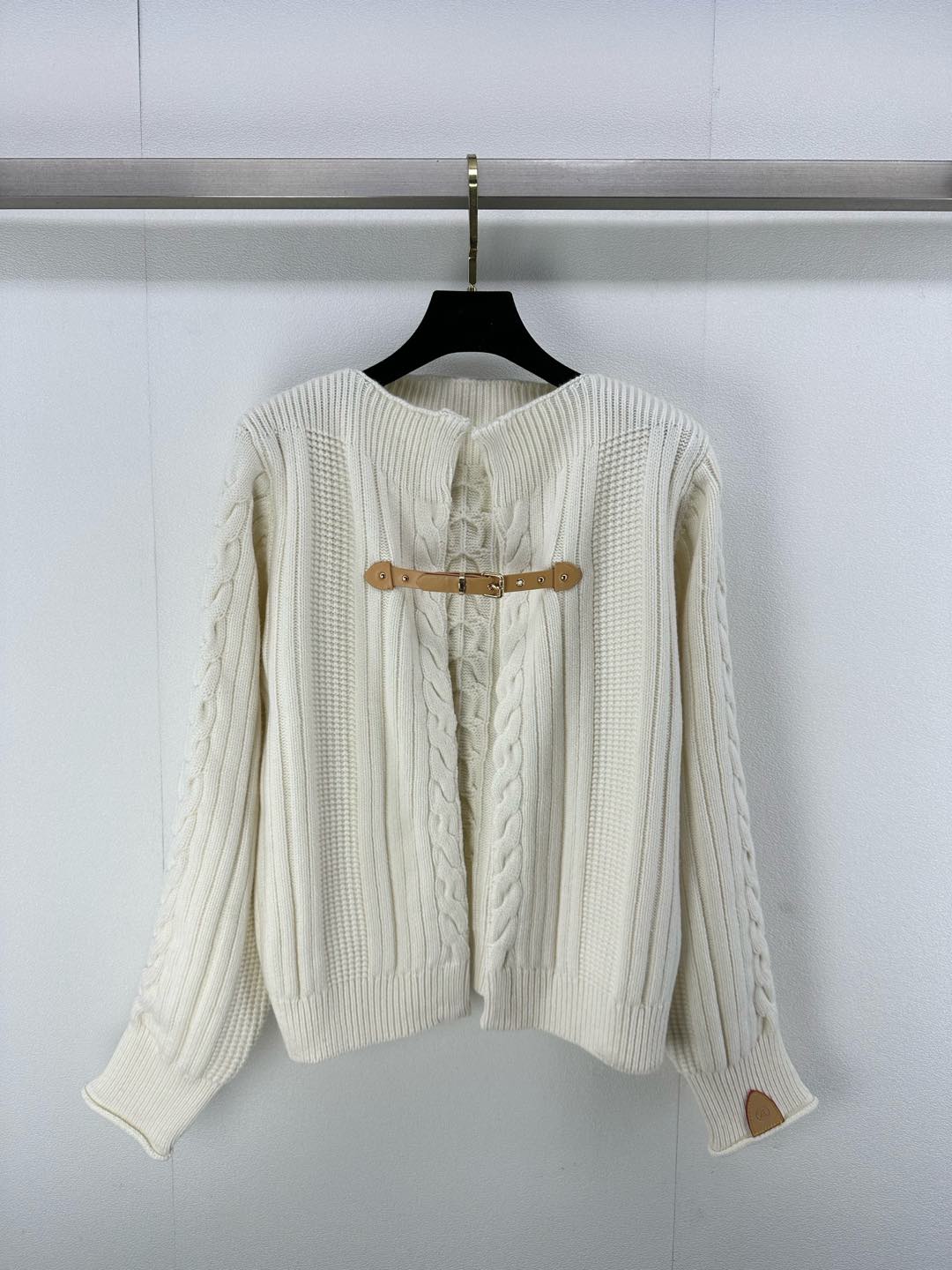 NO:298533,New details on LV 25 The latest belt buckle knitted cardigan in early spring!  New Year's New Year's New Year's series Customized YB cashmere wool knitted material Comfortable and warm, high-quality texture, belt buckle knitted cardigan tailoring, pit strip edging design, narrow threads, more warm, overall shape, high-end and crisp brand exclusive style, regular and versatile style, fashionable and high-end 1 color, 3 codes SML,,louis vuitton,alexander wang19860909LV上新细节 25 早春最新皮带扣针织开衫！贺岁最新系列 定制YB羊绒羊毛针织材质 舒适保暖 质感上乘 皮带系扣针织开衫剪裁 坑条包边设计优雅知性 螺纹收窄贴身更保暖 整体造型高级挺括 品牌专属华贵风 常规百搭款式 穿搭洋气高级 1色3码SML,,louis vuitton,alexander wang,Women's clothing