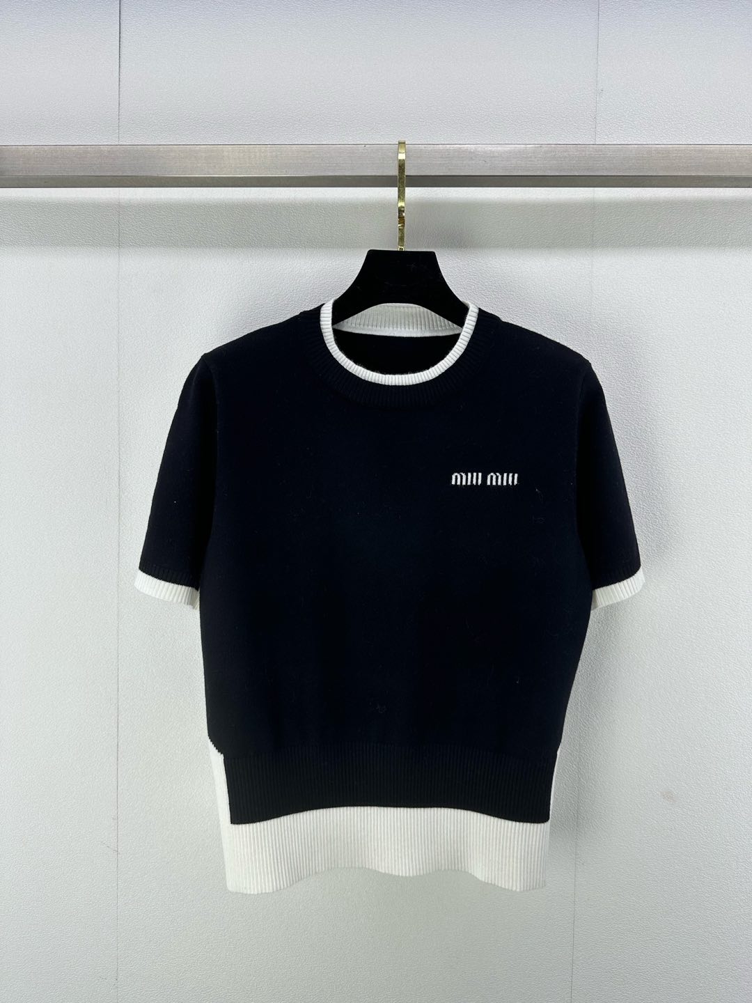 NO:298581,Miumi* new details 25 Early spring new knitted round neck short sleeve fake two-piece design classic letter logo jacquard embellishment youth college style fashionable daily versatile 2 colors 3 codes SML, miumiu, T-shirt, alexander wang19860909Miumi*上新细节 25 早春新款针织圆领短袖 假两件设计 经典字母logo提花点缀 青春学院风 时髦日常百搭 2色3码SML,,miumiu,T-shirt,alexander wang,Women's clothing