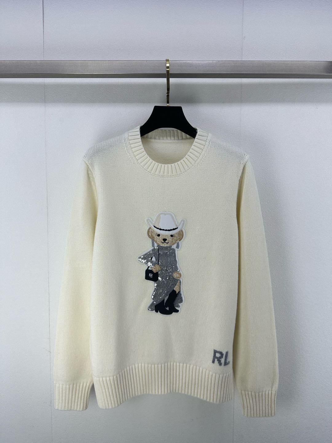 NO:298571,POLO* new details 25 The latest American style bear sweater classic H loose style Bear three-dimensional bead piece craftsmanship pure handmade cross-stitching LP letters age-reducing girlish temperament, fashionable and exquisite must be included~~Children's high-end retro casual style, versatile style, not picky 1 color 3 code SML,,loro piano,sweaters,alexander wang19860909POLO*上新细节 25 最新款美式风小熊毛衣经典H宽松版型 小熊立体珠片工艺 纯手工十字绣法LP字母 减龄少女气质 时髦精必入～～童趣高级复古随性风 版型百搭不挑人 1色3码SML,,loro piana,sweaters,alexander wang,Women's clothing