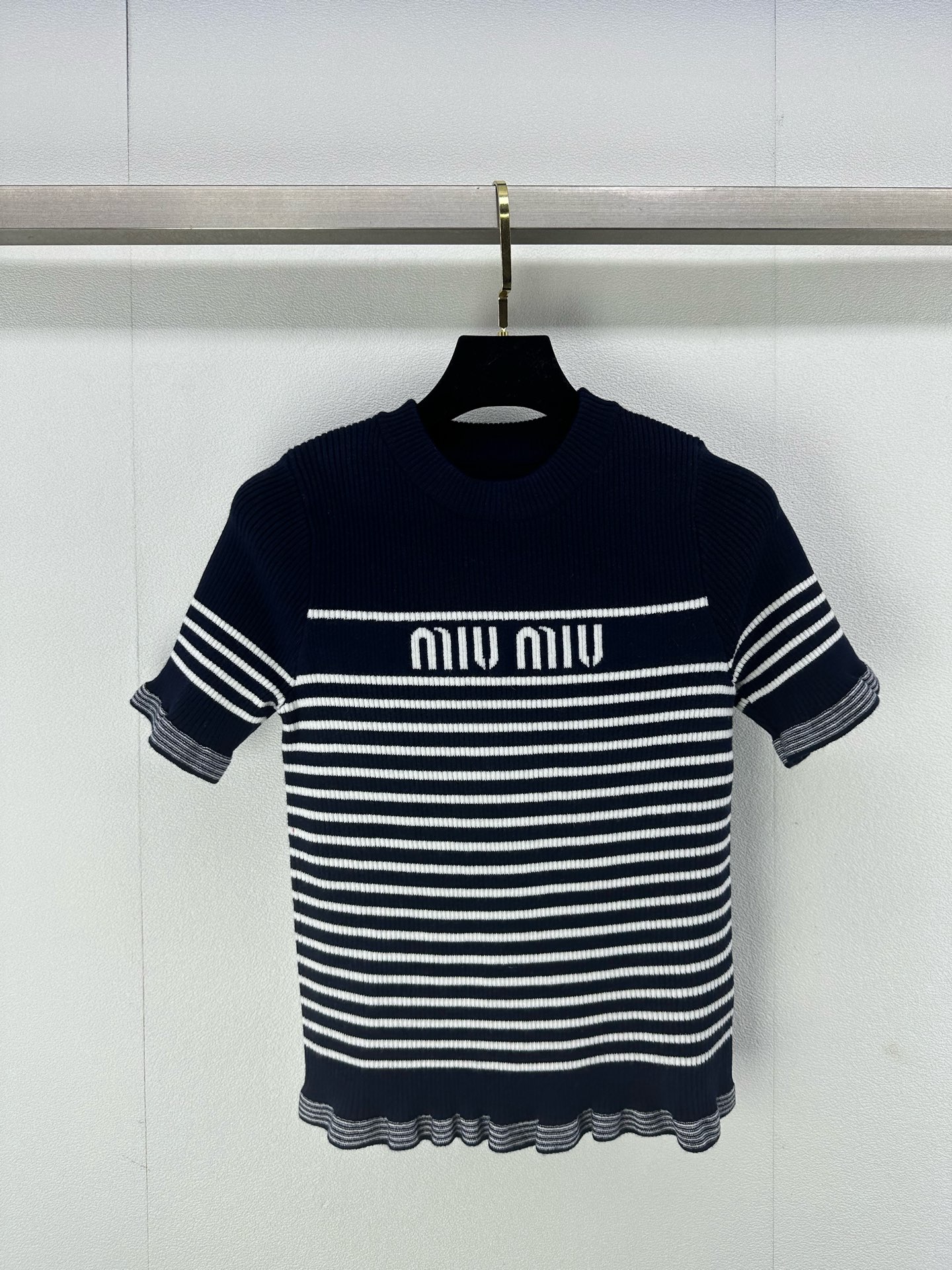 NO:298565,Miumi* new details 25 Early spring new knitted round neck short sleeves cuff hem wood ear design classic outdated striped splicing design letter logo jacquard decoration slim fit and slim fit high-end fashionable and versatile 3 colors 3 codes SML, miumiu, T-shirt, alexander wang19860909Miumi*上新细节 25 早春新款针织圆领短袖 袖口下摆木耳边设计 经典不过时的条纹拼接设计 字母logo提花装饰 修身显瘦版型 高级时髦百搭 3色3码SML,,miumiu,T-shirt,alexander wang,Women's clothing