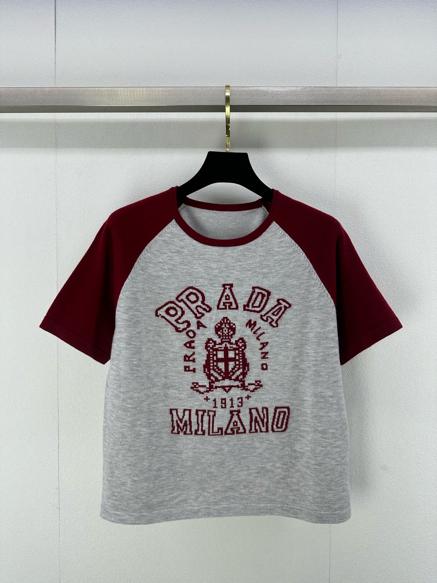 NO:298554,New details on Prad* 25 new knitted round neck short sleeves Contrast color rattle sleeve design Classic letter logo pattern contrasting color jacquard decoration Simple and fashionable daily versatile 2 colors 3 codes SML, prada, T-shirt, alexander wang19860909Prad*上新细节 25 新款针织圆领短袖 撞色插肩袖设计 经典字母logo图案撞色提花装饰 简约时髦日常百搭 2色3码SML,,prada,T-shirt,alexander wang,Women's clothing