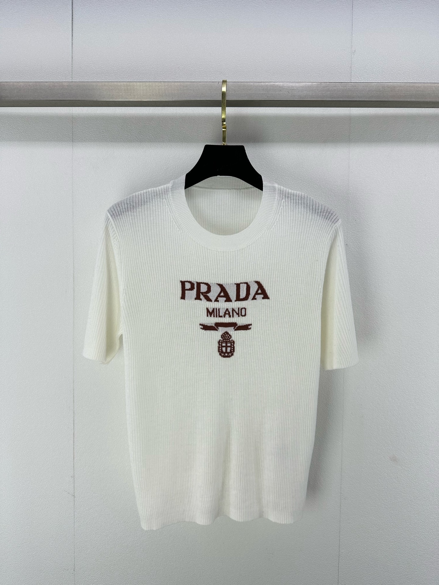 NO:298548,New details on Prad* 25 new letter logo short-sleeved sweater, classic chest logo inlay, simple slim fit style, unique contrasting letter logo matching super fashionable and versatile 3 colors and 3 codes SML, prada, T-shirt, alexander wang19860909Prad*上新细节 25 新款字母logo短袖针织衫 胸口经典logo嵌花 简洁修身版型 别致撞色字母logo搭配超级时髦百搭 3色3码SML,,prada,T-shirt,alexander wang,Women's clothing