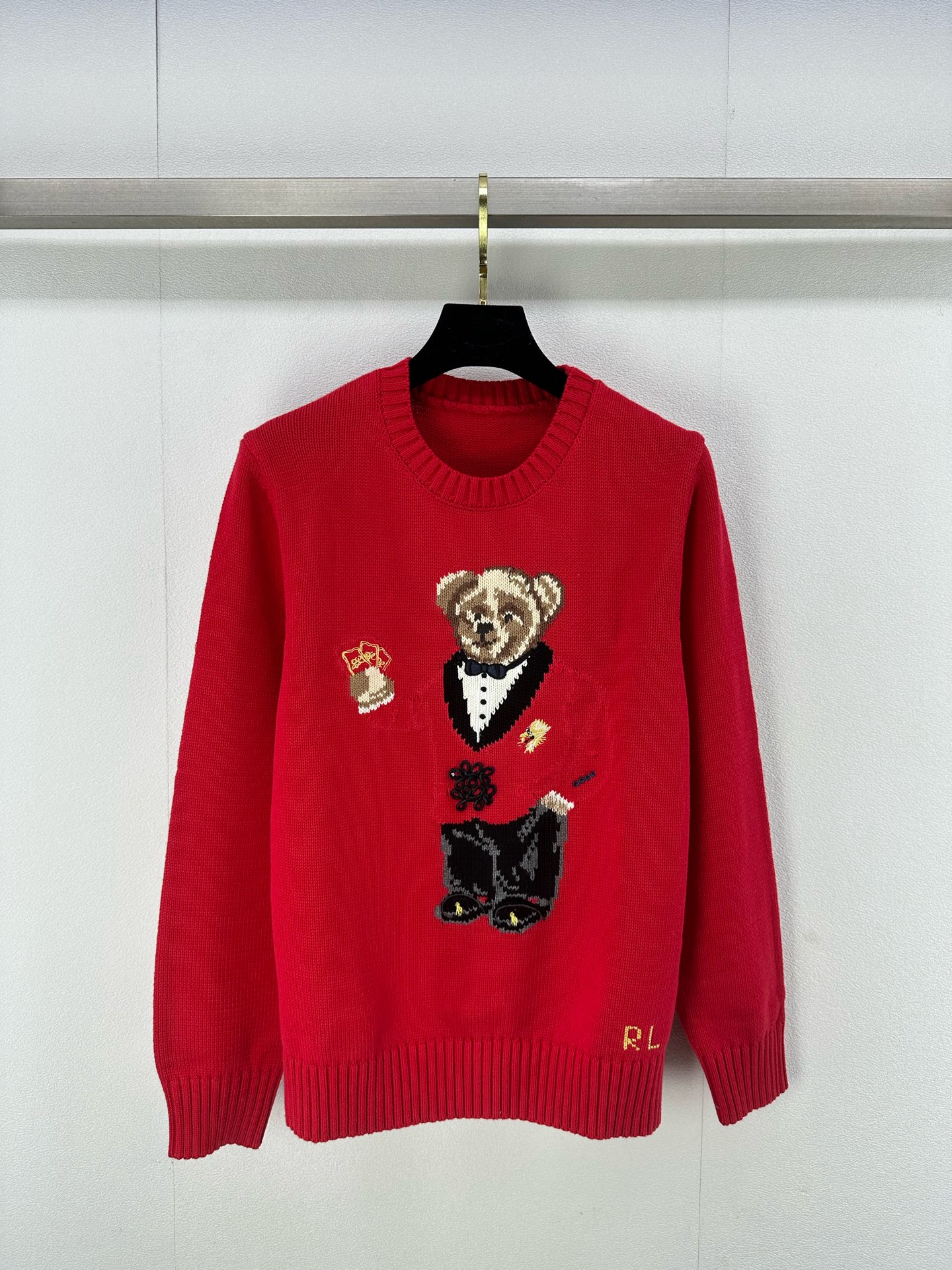 NO:298542,POLO* new details 25 The latest style of the bear pullover long-sleeved sweater in early spring, the classic H loose style of the New Year Red, the texture of imported cotton yarn is invincible, the three-dimensional embroidery craft of the inlay bear, pure handmade cross-stitching, LP letters, age-reducing girlish temperament, fashionable and exquisite must be included~~Children's high-end retro casual style, the style is versatile and not picky, 1 color, 3 codes, SML, loro piano, sweaters, alexander wang19860909POLO*上新细节 25 早春最新款小熊套头长袖毛衣 新春红经典H宽松版型 进口棉纱线质感无敌赞 嵌花小熊立体刺绣工艺 纯手工十字绣法LP字母 减龄少女气质 时髦精必入～～童趣高级复古随性风 版型百搭不挑人 1色3码SML,,loro piana,sweaters,alexander wang,Women's clothing