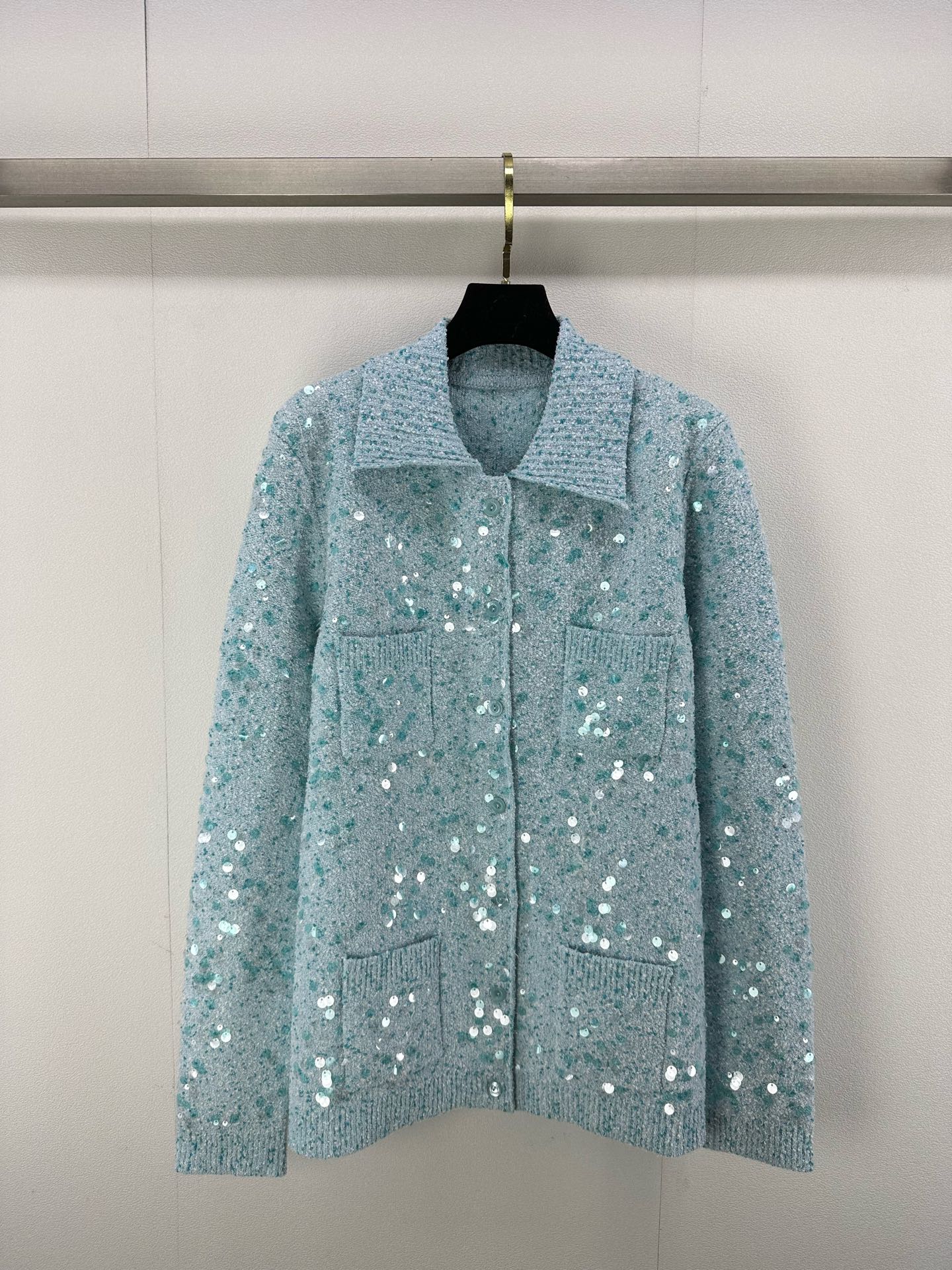 NO:298536,Gucc* new details 25 The official website of the early spring new product synchronizes heavy retro sequin lapel cardigan. The blue sequin yarn is dyed with a soft and thick feel!  Imported woven weaving method is high-end, fashionable and versatile!  White, rich and beautiful must have fashionable and high-end products 1 color 3 code SML, gucci, alexander wang19860909Gucc*上新细节 25 早春新品官网同步重磅复古亮片翻领开衫 定染蓝色亮片纱线,软糯厚实的手感超赞！进口机织编织织法 高级时髦又百搭！白富美必备时髦高级单品 1色3码SML,,gucci,alexander wang,Women's clothing
