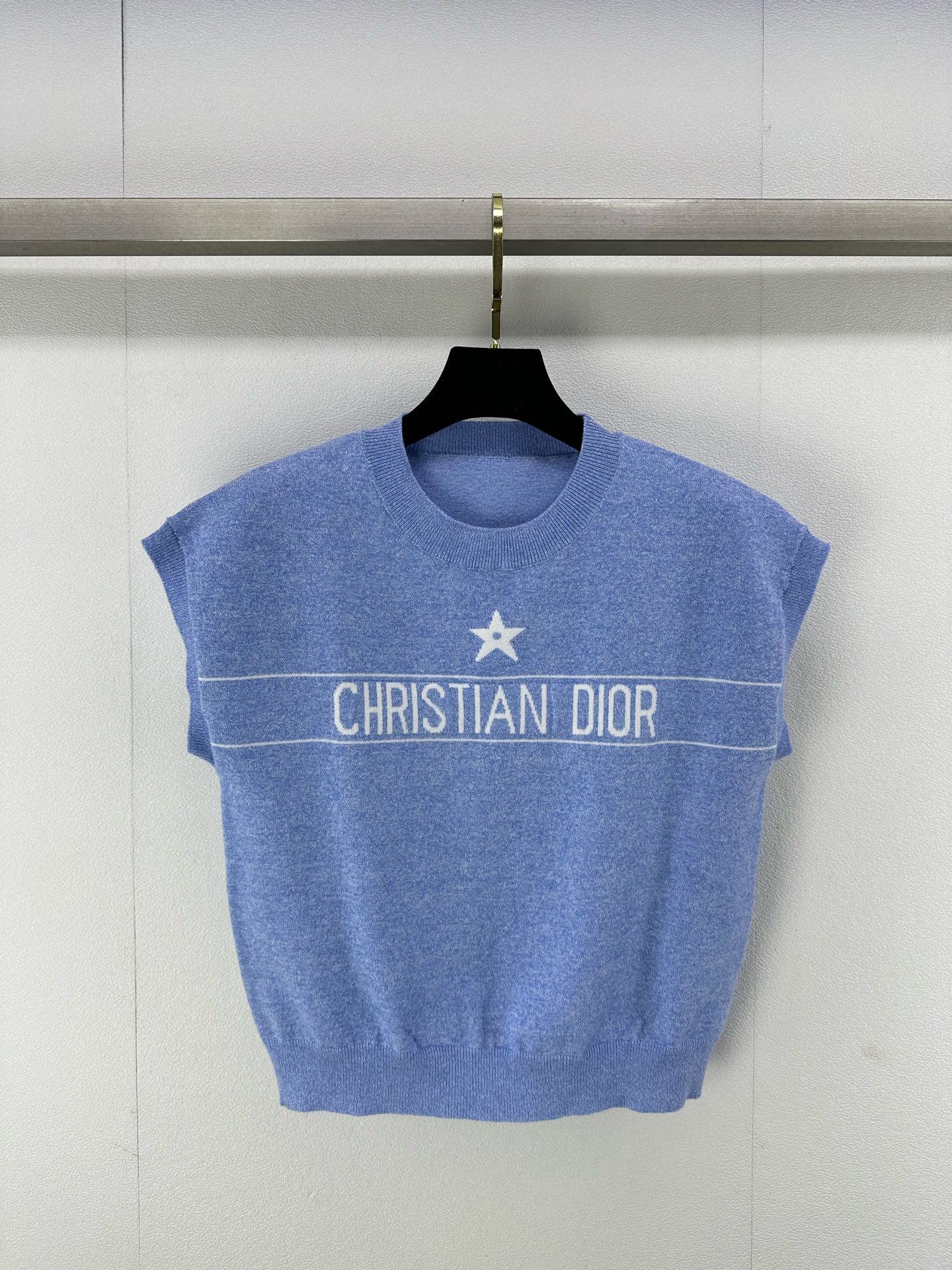 NO:298530,Dio* new details 25 Early spring new knitted round neck vest, shoulder-less vest design, letter logo contrasting color jacquard decoration, simple and fashionable and high-end, cover the flesh and make it look slimming 2 colors 3 sizes SML,,dior,alexander wang19860909Dio*上新细节 25 早春新款针织圆领背心 落肩无袖背心设计 字母logo撞色提花装饰 简约时髦高级 遮肉显瘦 2色3码SML,,dior,alexander wang,Women's clothing