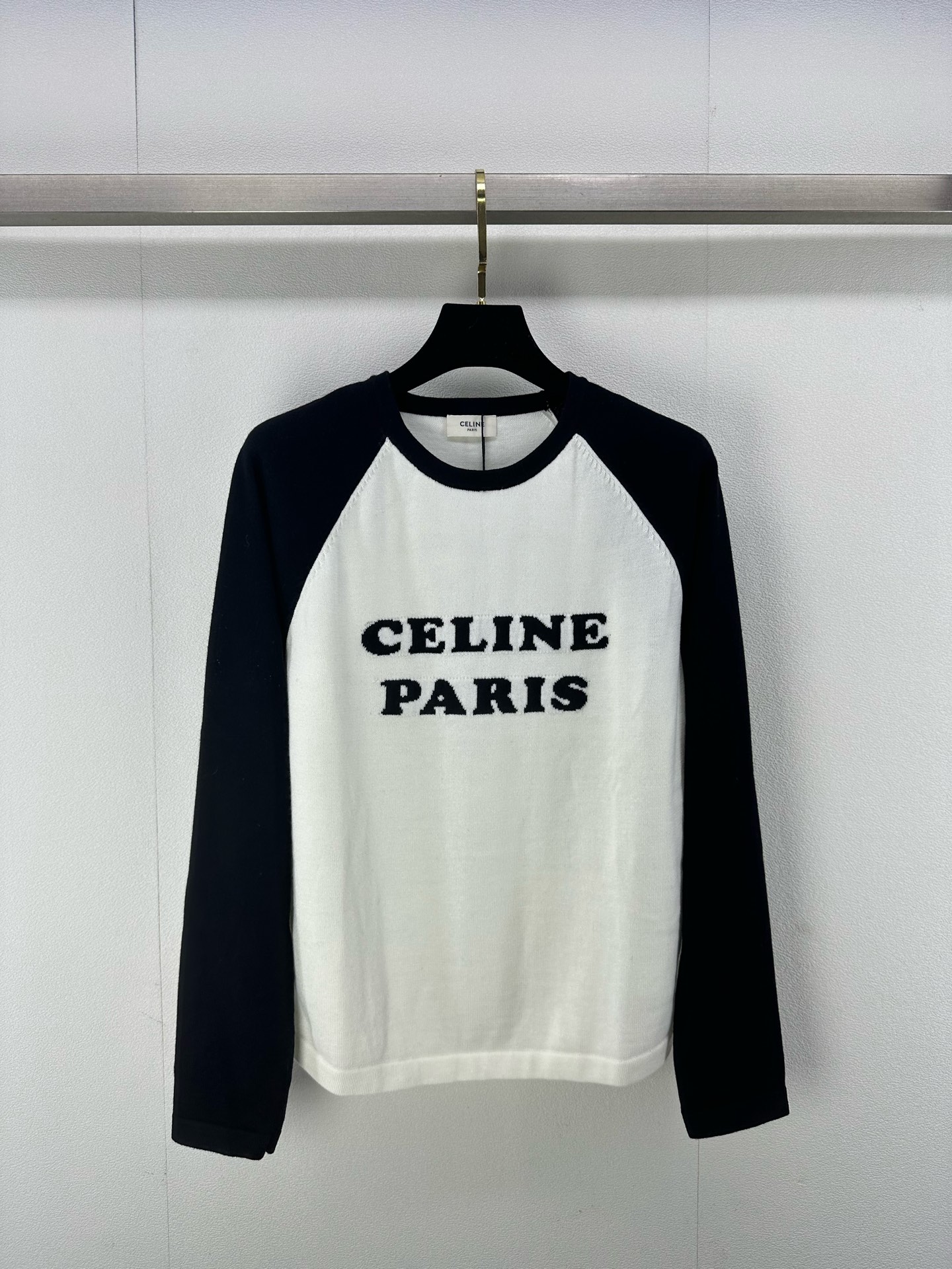 NO:298525,Celin* new details 25 new knitted round neck long sleeves contrasting color raglan sleeve design classic letter logo pattern contrasting color jacquard decoration simple and fashionable daily versatile 1 color 3 code SML, celine, alexander wang19860909Celin*上新细节 25 新款针织圆领长袖 撞色插肩袖设计 经典字母logo图案撞色提花装饰 简约时髦日常百搭 1色3码SML,,celine,alexander wang,Women's clothing