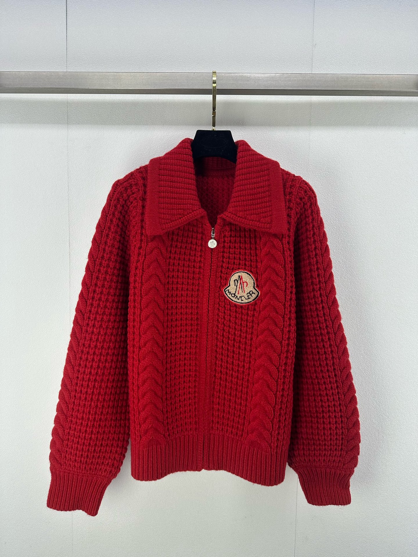 NO:298520,New details on Moncle* 25 New lapel solid color knitted zipper cardigan, compact and fine needle craftsmanship, obvious hairy texture, comfortable and stylish, wide threaded hem cuffs, elasticity and warmth, lapel zipper adjustment, random slit style, small string pattern crochet on the chest, suede logo embellished on the chest, exquisite and bright, more stylish, low saturation color makes the ready-to-wear full of high-end atmosphere, fashionable and not easy to wear the same clothes, 1 color 3 size SML,,alexander wang19860909Moncle*上新细节 25 新品翻领纯色针织拉链开衫 密实细针工艺 呈现明显毛感肌理 舒适有型 下摆袖口选用宽螺纹包边 松紧有度更贴身保暖 翻领拉链调节 随意开衩风格多变 通体小麻花纹钩针胸前点缀绒面徽标 精致亮眼更具格调 低饱和色系让成衣充满高级气息 穿搭时尚不易撞衫 1色3码SML,,alexander wang,Women's clothing