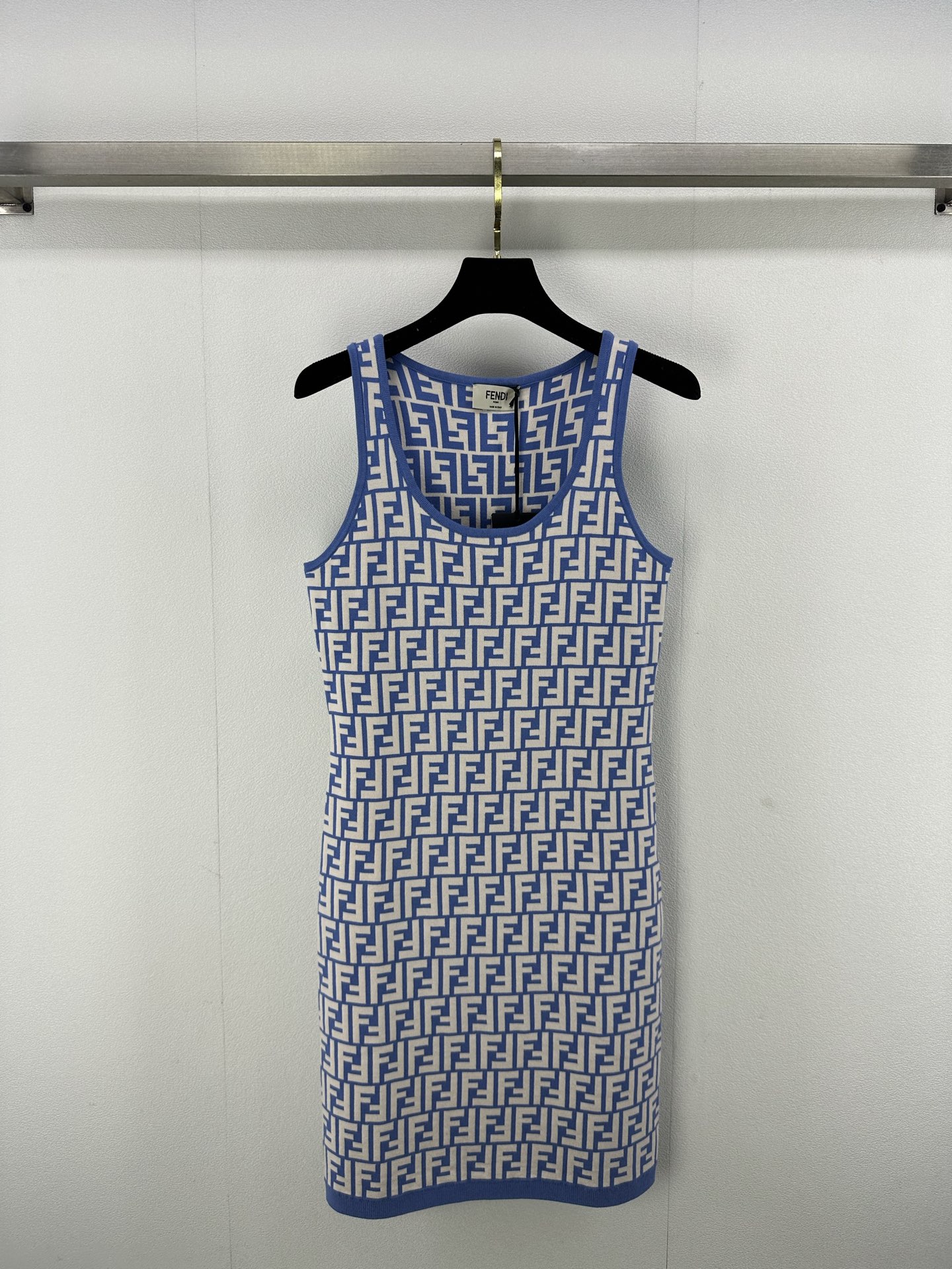 NO:323089,Fend* new details 25 spring and summer new knitted vest skirt classic brand double F letter logo contrast jacquard decoration waist-hugging style slim and slim high-end fashionable and elegant 1 color 3 size SML, fendi, skirts, alexander wang19860909Fend*上新细节 25 春夏新款针织背心裙 经典品牌双F字母logo撞色提花装饰 收腰版型修身显瘦 高级时髦有气质 1色3码SML,,fendi,skirts,alexander wang,Women's clothing