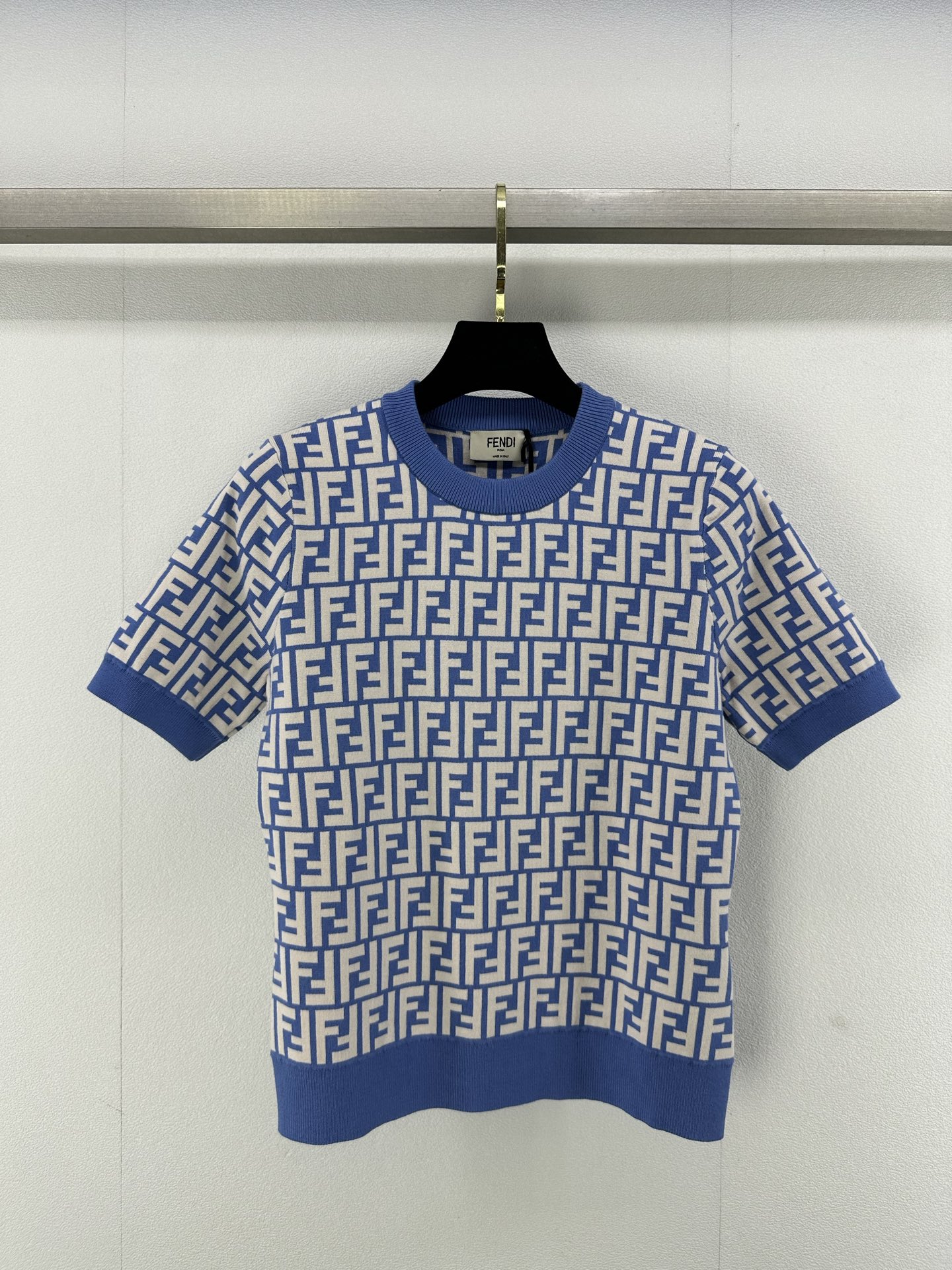 NO:323095,Fend* new details 25 spring and summer new knitted round neck short sleeves classic brand double F letter logo contrast jacquard decoration regular style classic fashionable exquisite versatile 1 color 3 code SML, fendi, T-shirt, alexander wang19860909Fend*上新细节 25 春夏新款针织圆领短袖 经典品牌双F字母logo撞色提花装饰 常规版型 经典时髦精致百搭 1色3码SML,,fendi,T-shirt,alexander wang,Women's clothing