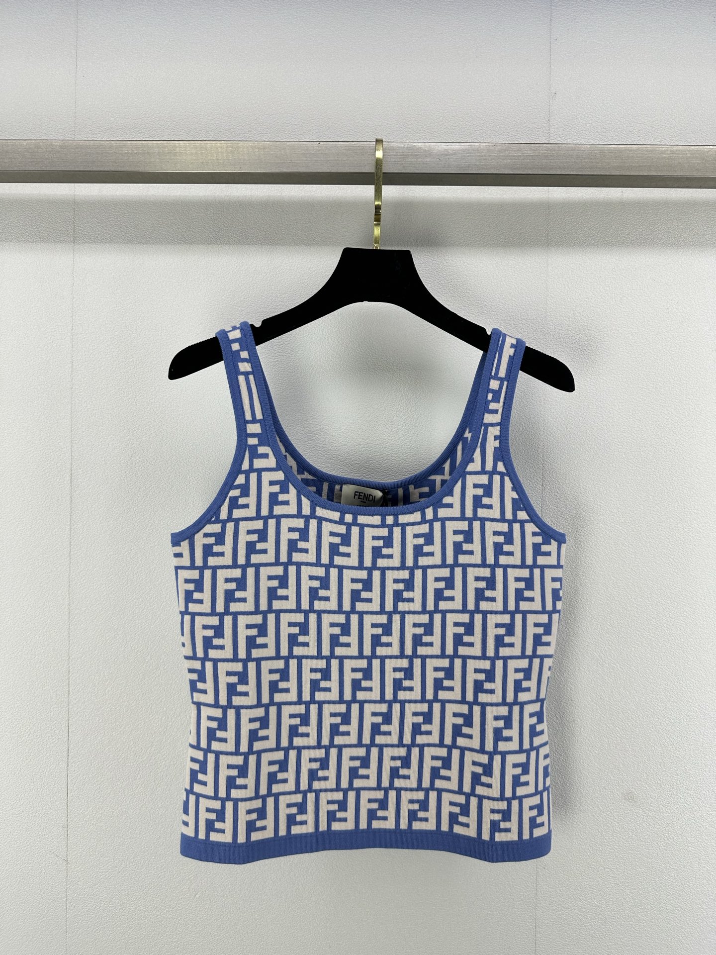 NO:323101,Fend* new details 25 spring and summer new knitted suspender vest classic brand double F letter logo contrast jacquard decoration regular style classic fashionable exquisite versatile 1 color 3 code SML, fendi, alexander wang19860909Fend*上新细节 25 春夏新款针织吊带背心 经典品牌双F字母logo撞色提花装饰 常规版型 经典时髦精致百搭 1色3码SML,,fendi,alexander wang,Women's clothing