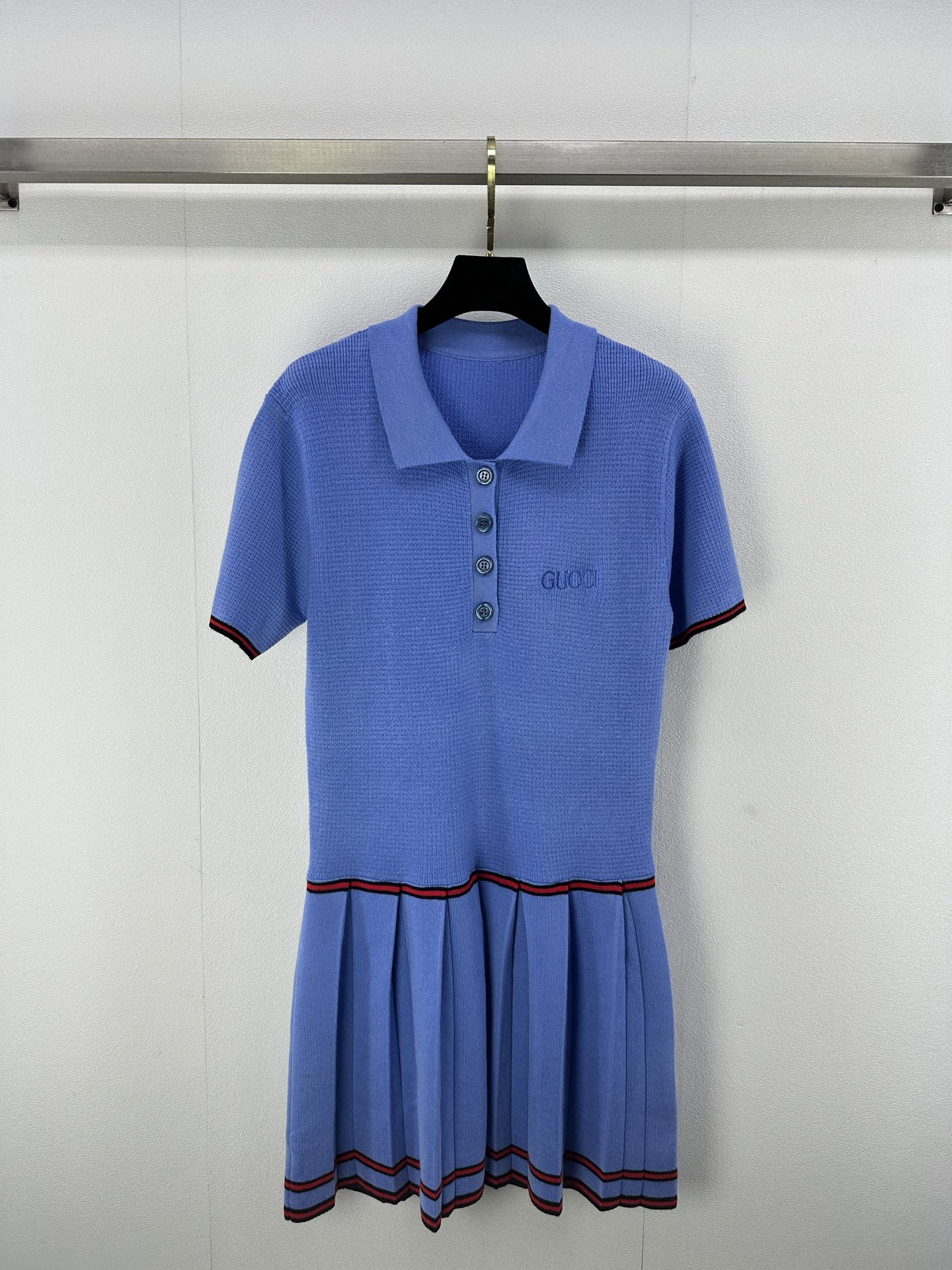 NO:323627,Gucc* new details 25 spring and summer new knitted lapel short-sleeved skirt lapel four-breasted yb open mold letter logo button decoration letter logo embroidery decoration hem pleated skirt design high-end fashionable and exquisite 1 color 3 code SML, gucci, skirts, T-shirt, alexander wang19860909Gucc*上新细节 25 春夏新款针织翻领短袖裙 翻领四排扣yb开模字母logo纽扣装饰 字母logo刺绣装饰 下摆百褶裙设计 高级时髦精致 1色3码SML,,gucci,skirts,T-shirt,alexander wang,Women's clothing