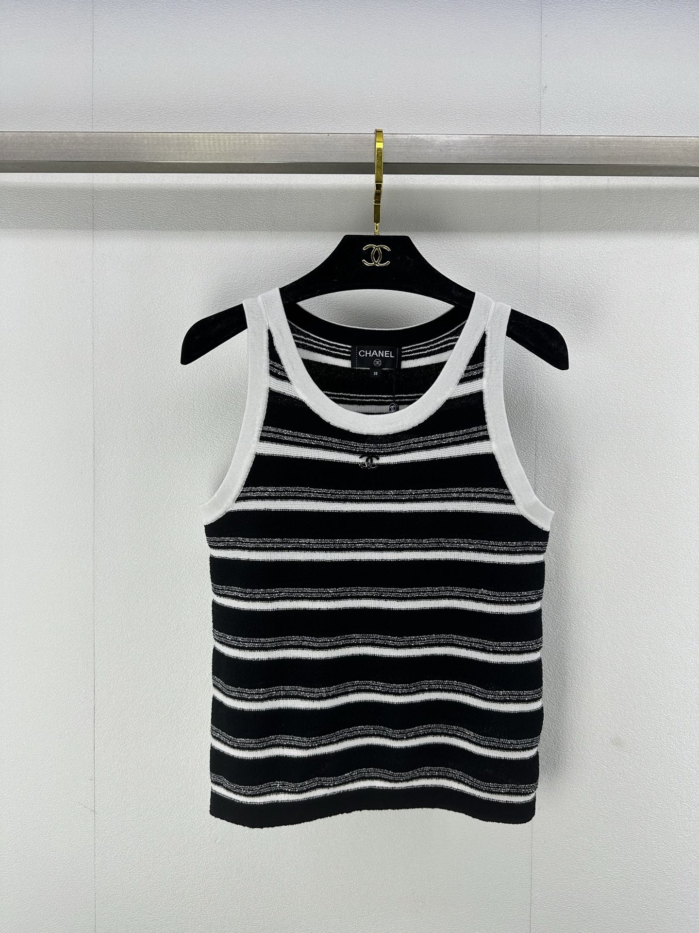 NO:323596,Chane* new details 25P spring and summer new knitted round neck vest contrasting color striped design classic double c letter logo embellishment linen texture comfortable and cool fashionable and versatile 2 colors 3 codes SML, chanel, alexander wang19860909Chane*上新细节 25P 春夏新款针织圆领背心 撞色条纹设计 经典双c字母logo点缀 麻料质地舒适冰凉 时尚百搭 2色3码SML,,chanel,alexander wang,Women's clothing