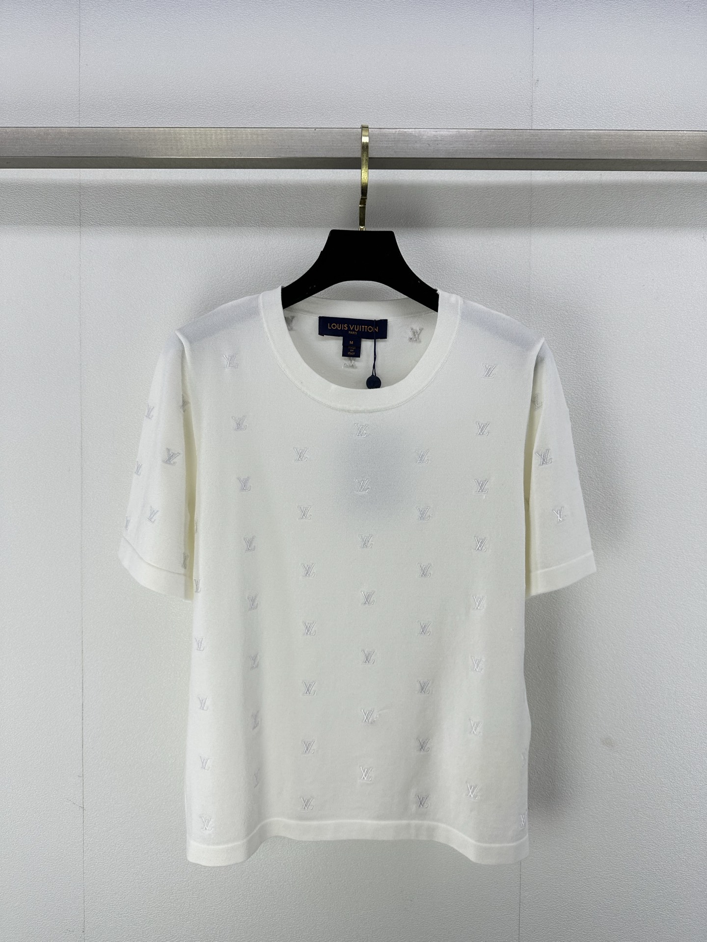 NO:323616,Lv New details 25 Spring and summer new product letter embroidered short sleeves!  Embroidery logo is exquisite and fashionable, full of temperament and high-end feeling. You can wear it alone, show the texture, versatile and casual. 2 colors and 3 codes SML,,louis vuitton, T-shirt, alexander wang19860909Lv 上新细节 25 春夏新品字母刺绣短袖！刺绣logo精致时髦 气质满满的高级感 单穿也可 尽显质感 百搭又休闲 2色3码SML,,louis vuitton,T-shirt,alexander wang,Women's clothing