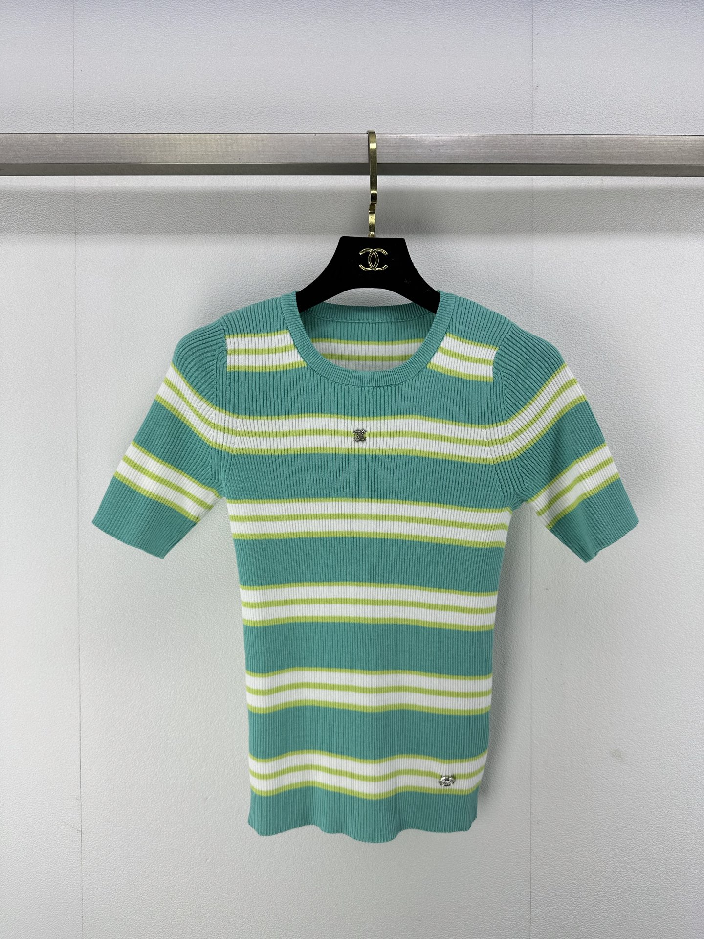 NO:323602,Chane* new details 25 spring and summer new knitted round neck short sleeves Contrast color striped splicing design Classic double c letter logo embellishment Classic fashionable exquisite and versatile 2 colors 3 codes SML, chanel, T-shirt, alexander wang19860909Chane*上新细节 25 春夏新款针织圆领短袖 撞色条纹拼接设计 经典双c字母logo点缀 经典时髦精致百搭 2色3码SML,,chanel,T-shirt,alexander wang,Women's clothing