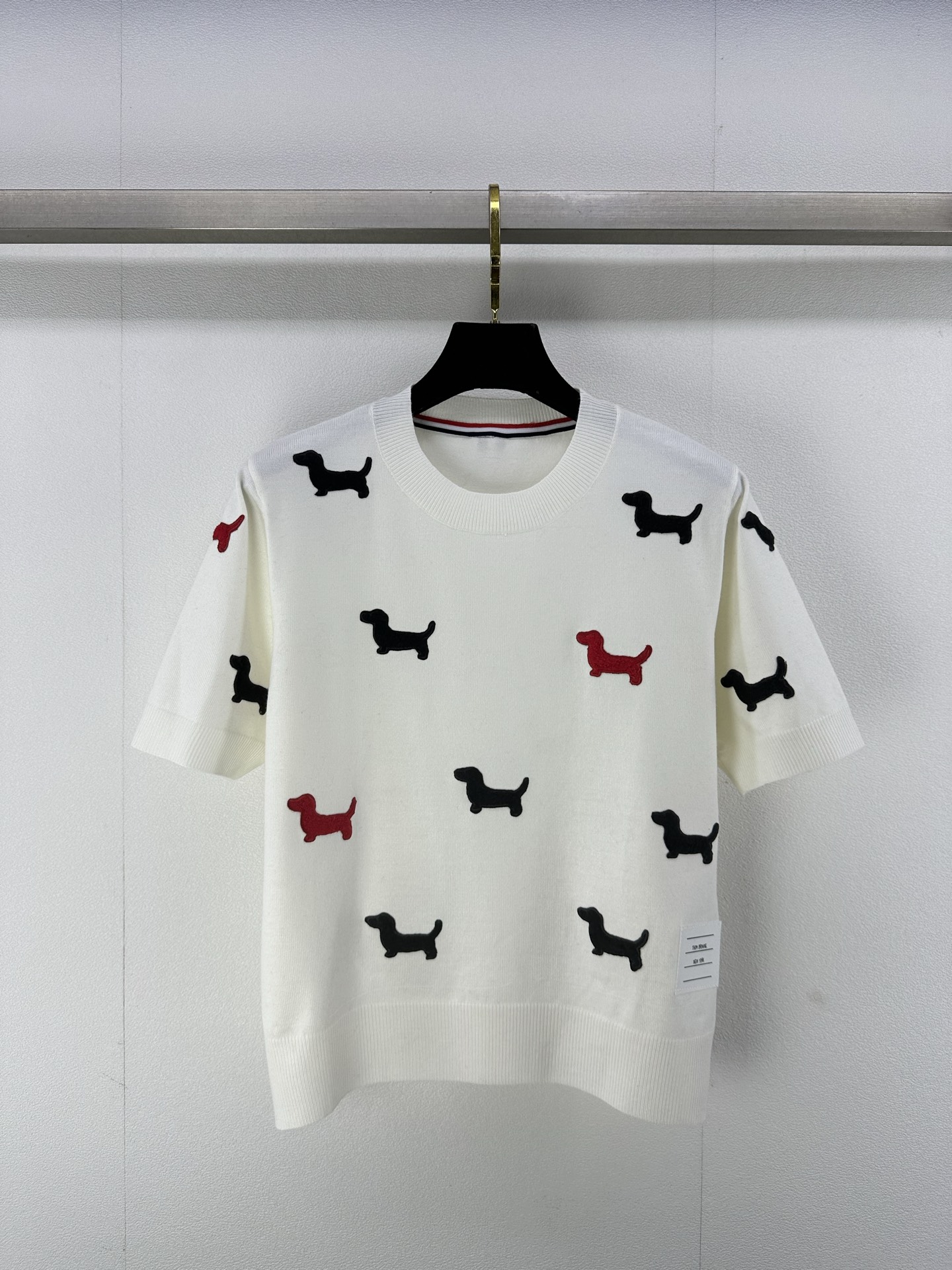 NO:323631,New details on Tb* 25 Spring and summer new knitted round neck short sleeves Classic three-dimensional seals contrasting color decoration Hem letter logo seals embellishment High-end fashionable brand versatile 2 colors 3 codes SML, T-shirt, alexander wang19860909Tb*上新细节 25 春夏新款针织圆领短袖 经典立体章仔撞色装饰 下摆字母logo章仔点缀 高级时髦大牌百搭 2色3码SML,,T-shirt,alexander wang,Women's clothing