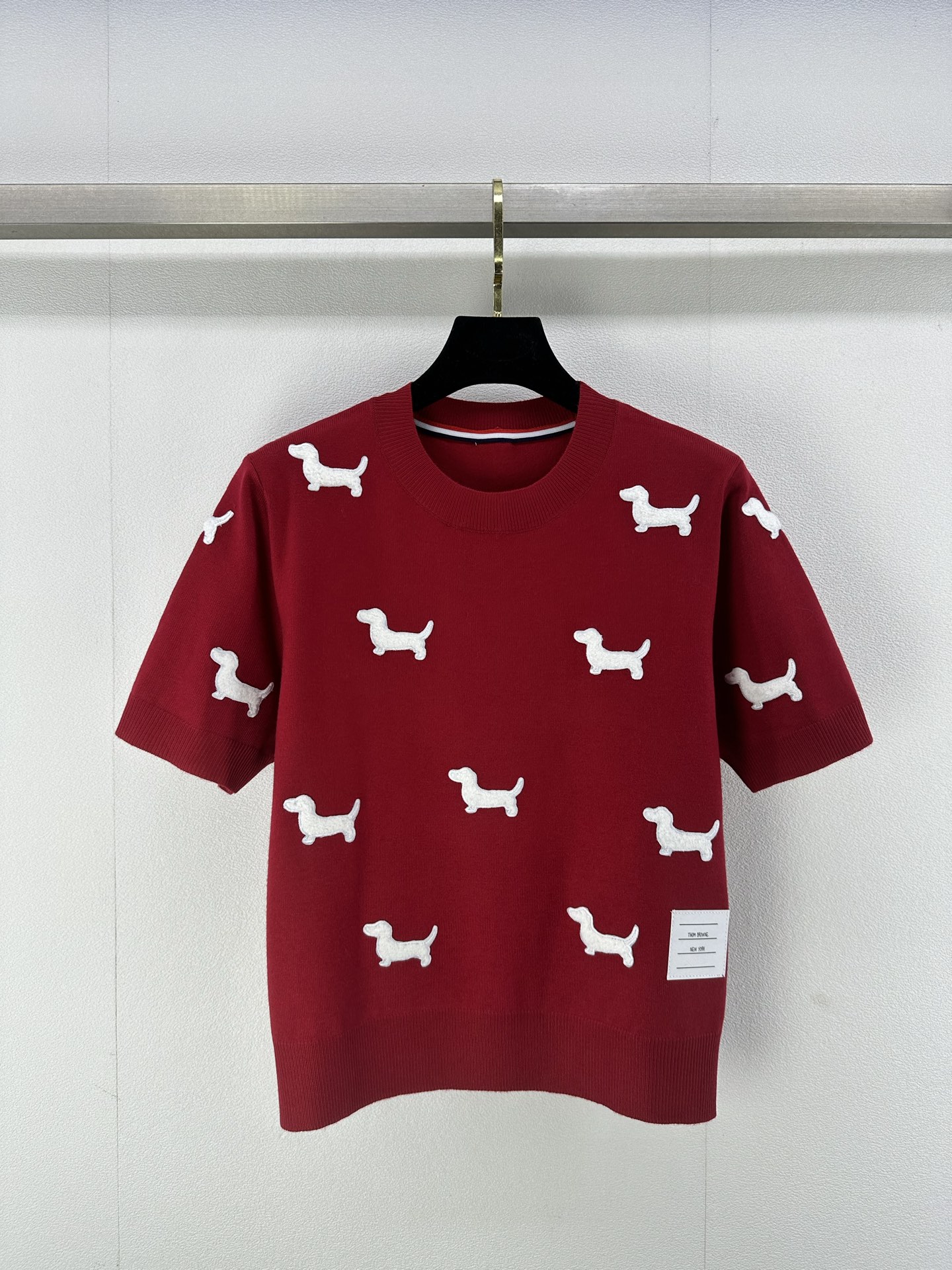 NO:323635,New details on Tb* 25 Spring and summer new knitted round neck short sleeves Classic three-dimensional seals contrasting color decoration Hem letter logo seals embellishment High-end fashionable brand versatile 2 colors 3 codes SML, T-shirt, alexander wang19860909Tb*上新细节 25 春夏新款针织圆领短袖 经典立体章仔撞色装饰 下摆字母logo章仔点缀 高级时髦大牌百搭 2色3码SML,,T-shirt,alexander wang,Women's clothing