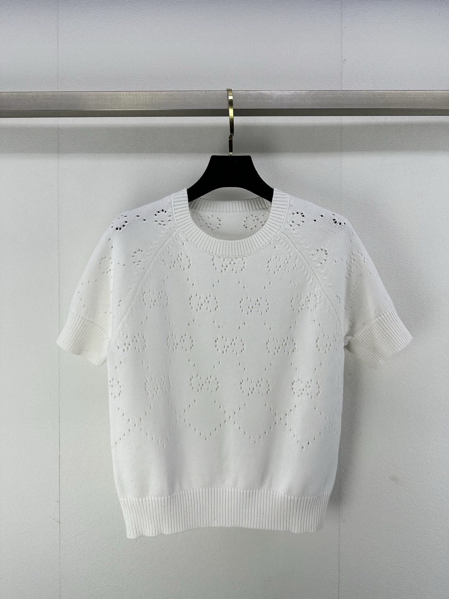 NO:323620,Gucc* new details 25 spring and summer new knitted round neck short sleeve raglan sleeve design classic double G letter logo presbyopia hollow design fashionable high-end exquisite versatile 2 color 3 code SML, gucci, T-shirt, alexander wang19860909Gucc*上新细节 25 春夏新款针织圆领短袖 插肩袖设计 经典双G字母logo老花镂空设计 时髦高级精致百搭 2色3码SML,,gucci,T-shirt,alexander wang,Women's clothing